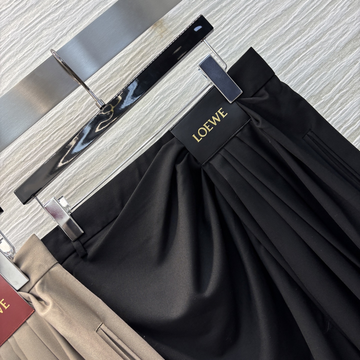 Loe家 25早春新款 褶皱logo皮革装饰阔腿裤 侧拉链高腰logo皮革点缀 高腰皱褶设计 宽松阔腿版