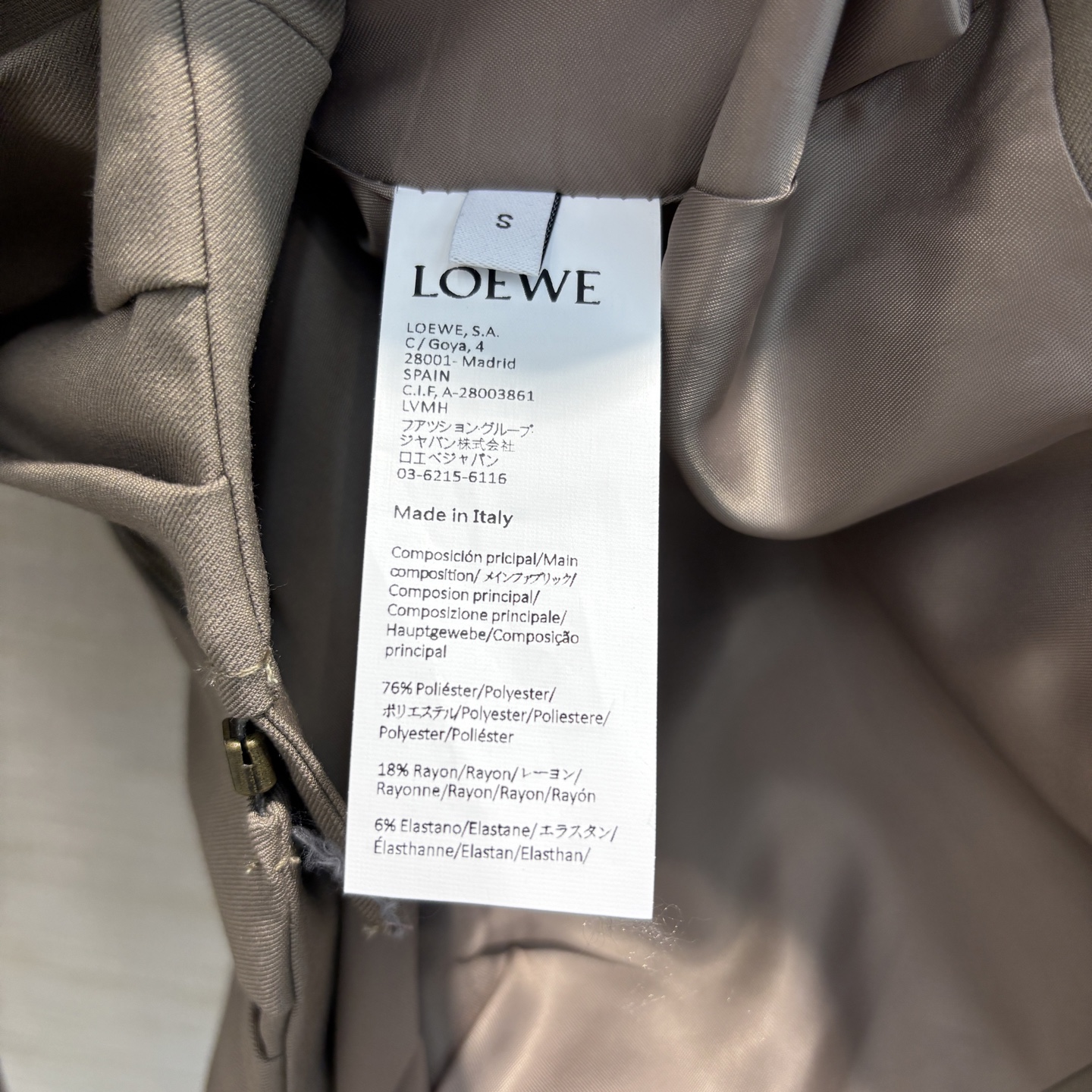 Loe家 25早春新款 褶皱logo皮革装饰翻领夹克 后背下摆logo皮革点缀 设计 气质工装夹克 酷帅