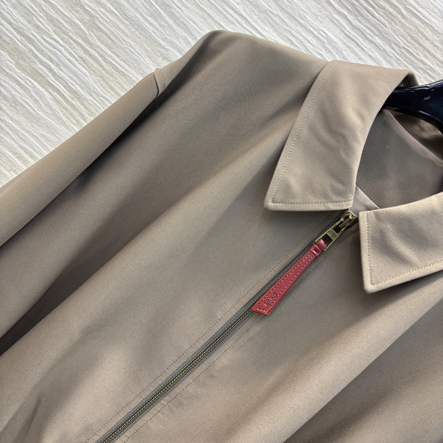 Loe家 25早春新款 褶皱logo皮革装饰翻领夹克 后背下摆logo皮革点缀 设计 气质工装夹克 酷帅
