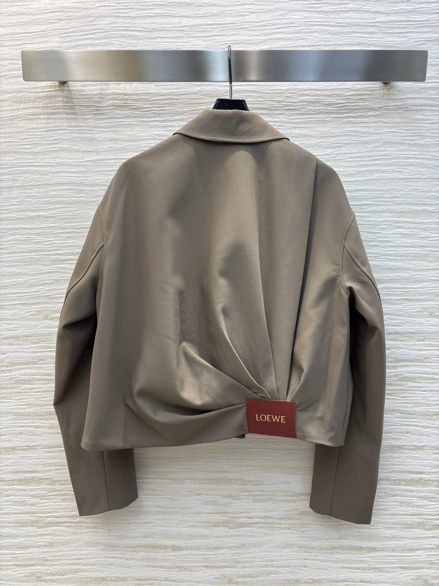 Loe家 25早春新款 褶皱logo皮革装饰翻领夹克 后背下摆logo皮革点缀 设计 气质工装夹克 酷帅