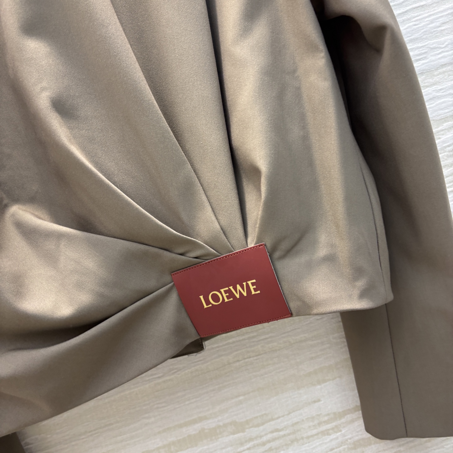 Loe家 25早春新款 褶皱logo皮革装饰翻领夹克 后背下摆logo皮革点缀 设计 气质工装夹克 酷帅