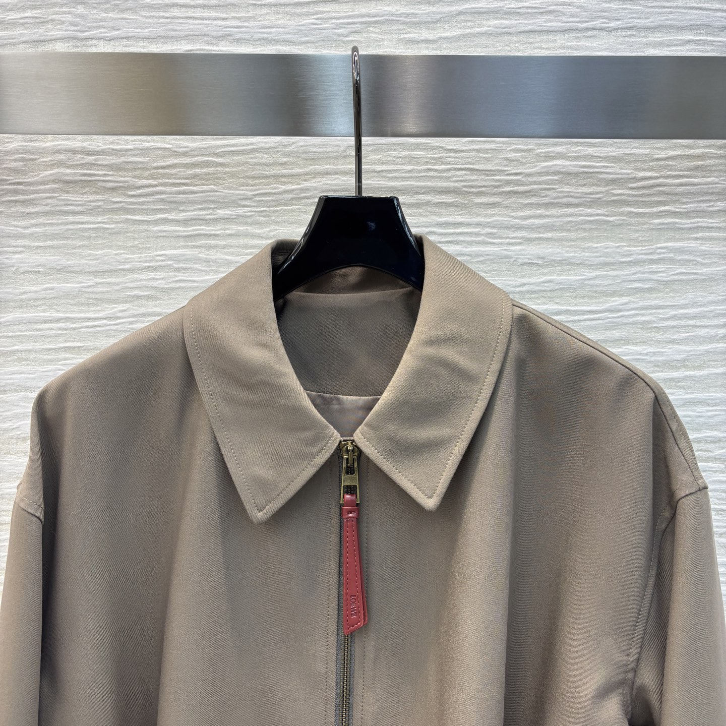 Loe家 25早春新款 褶皱logo皮革装饰翻领夹克 后背下摆logo皮革点缀 设计 气质工装夹克 酷帅
