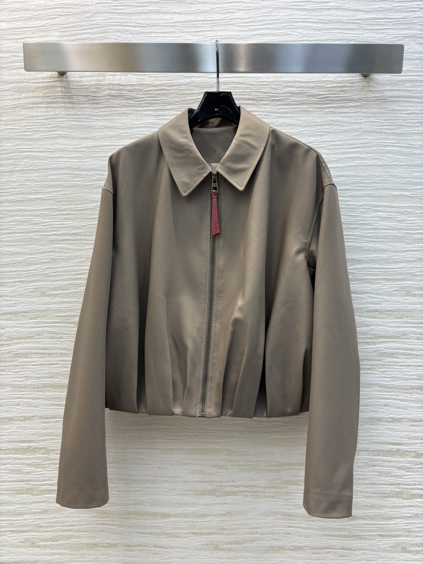 Loe家 25早春新款 褶皱logo皮革装饰翻领夹克 后背下摆logo皮革点缀 设计 气质工装夹克 酷帅