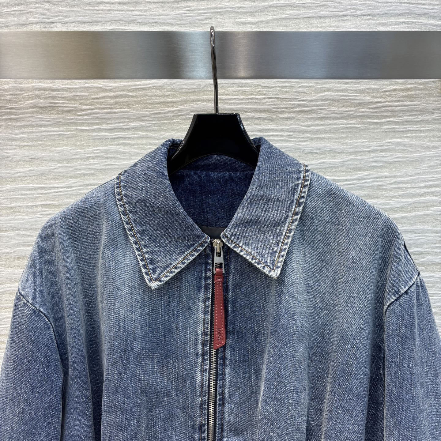 Loe家 25早春新款 褶皱logo皮革装饰翻领牛仔夹克 后背下摆logo皮革点缀  气质工装牛仔夹克 