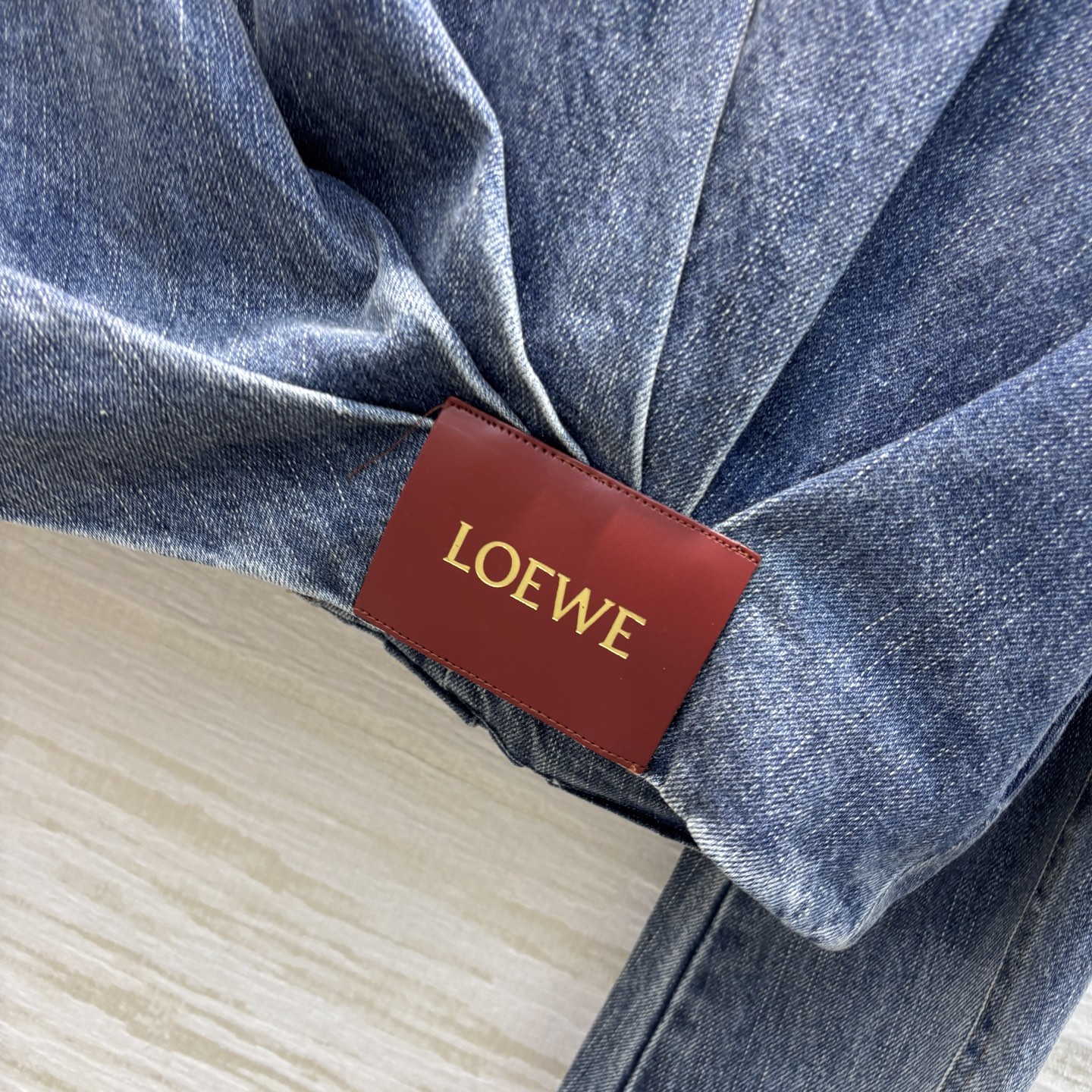 Loe家 25早春新款 褶皱logo皮革装饰翻领牛仔夹克 后背下摆logo皮革点缀  气质工装牛仔夹克 