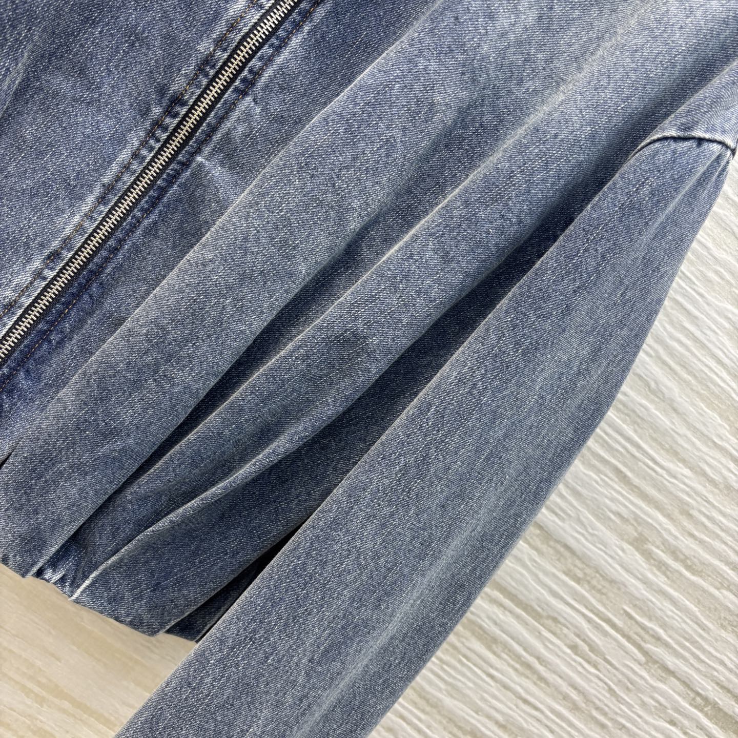 Loe家 25早春新款 褶皱logo皮革装饰翻领牛仔夹克 后背下摆logo皮革点缀  气质工装牛仔夹克 