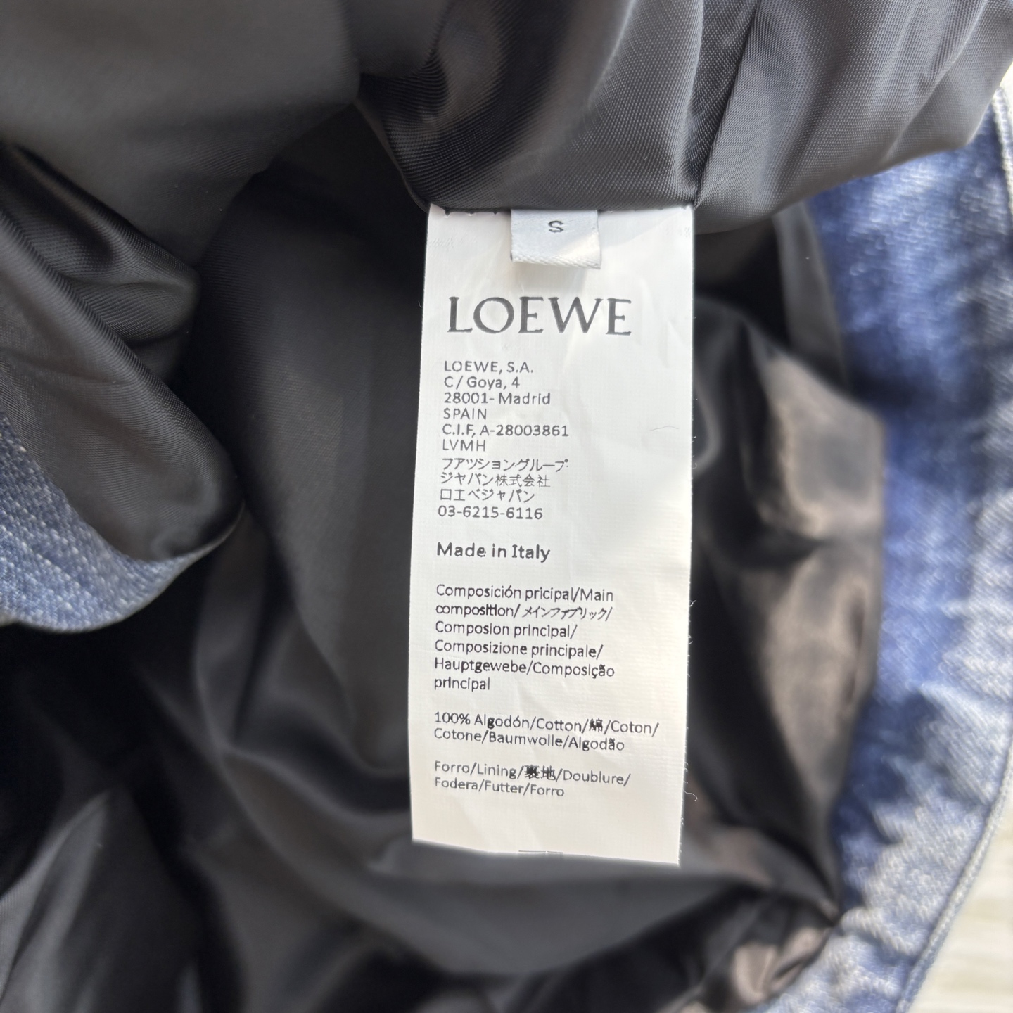 Loe家 25早春新款 褶皱logo皮革装饰翻领牛仔夹克 后背下摆logo皮革点缀  气质工装牛仔夹克 