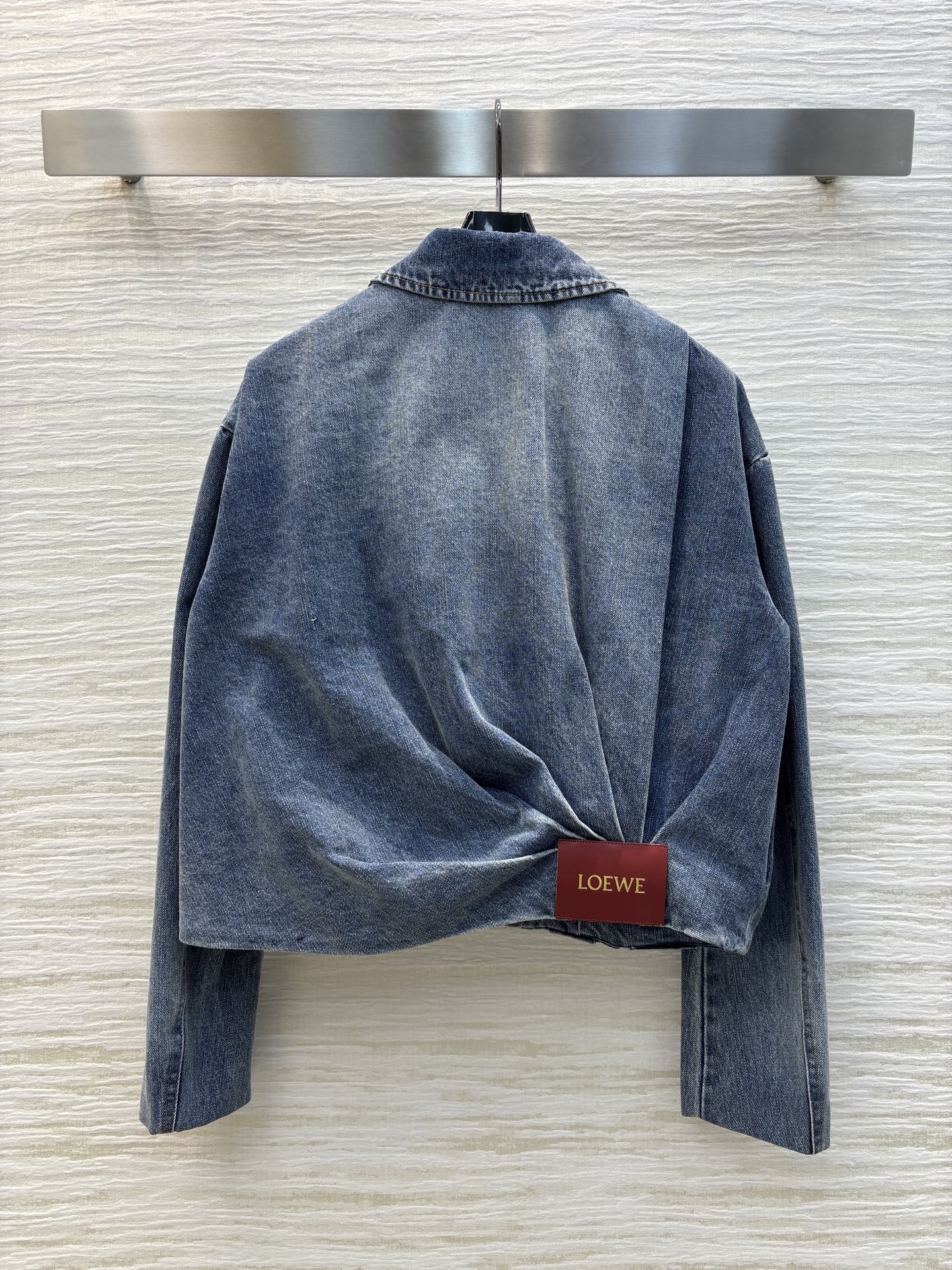 Loe家 25早春新款 褶皱logo皮革装饰翻领牛仔夹克 后背下摆logo皮革点缀  气质工装牛仔夹克 
