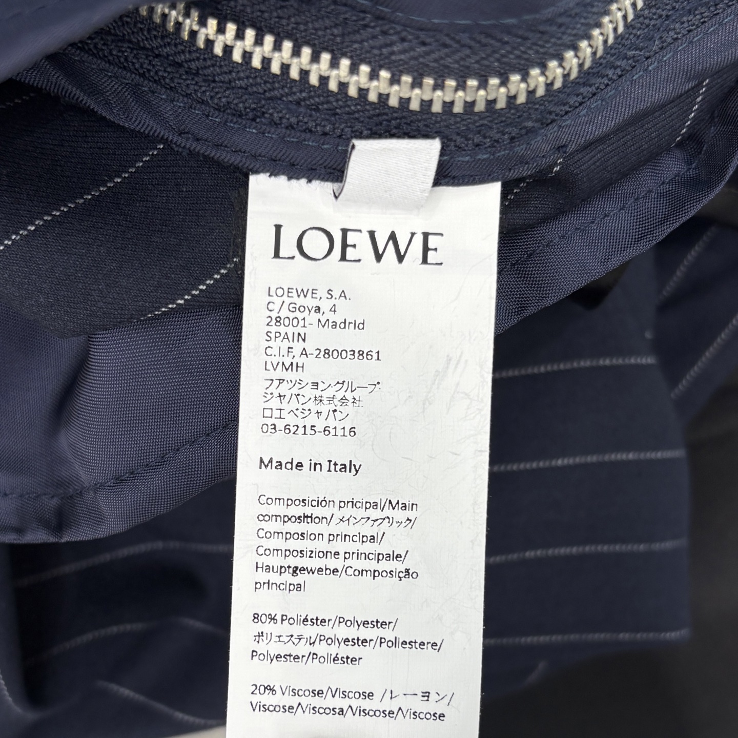 Loe家 25早春新款 褶皱logo皮革装饰条纹阔腿裤 侧拉链高腰logo皮革点缀 高腰皱褶设计 宽松阔
