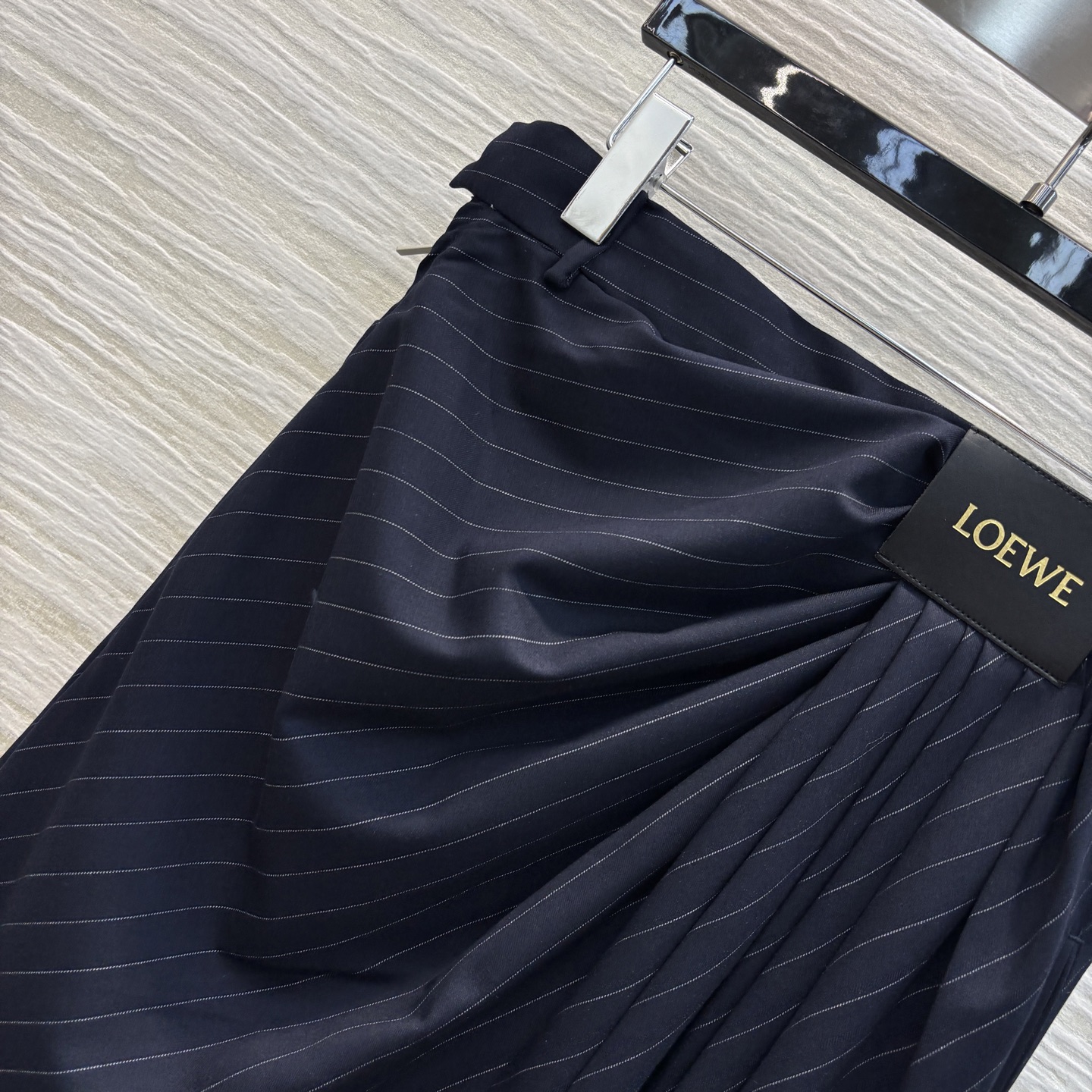 Loe家 25早春新款 褶皱logo皮革装饰条纹阔腿裤 侧拉链高腰logo皮革点缀 高腰皱褶设计 宽松阔