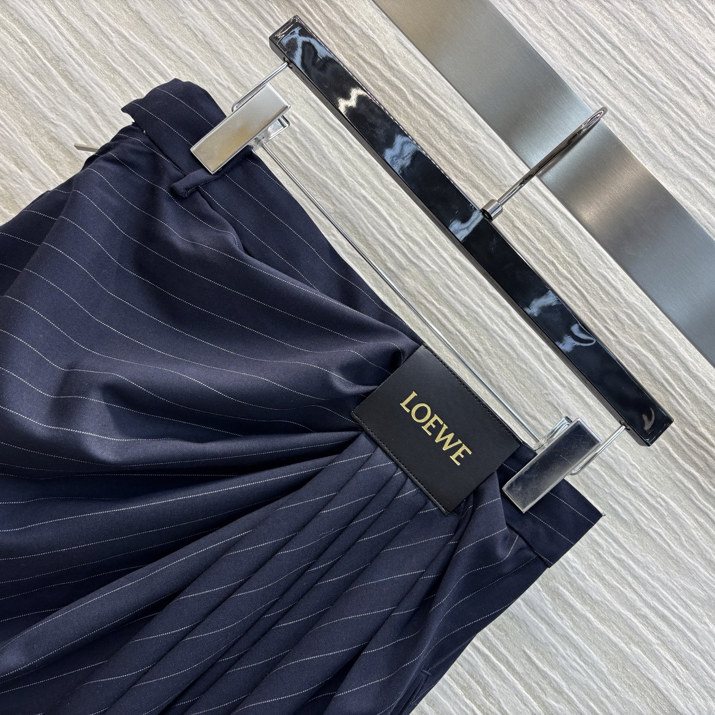 Loe家 25早春新款 褶皱logo皮革装饰条纹阔腿裤 侧拉链高腰logo皮革点缀 高腰皱褶设计 宽松阔