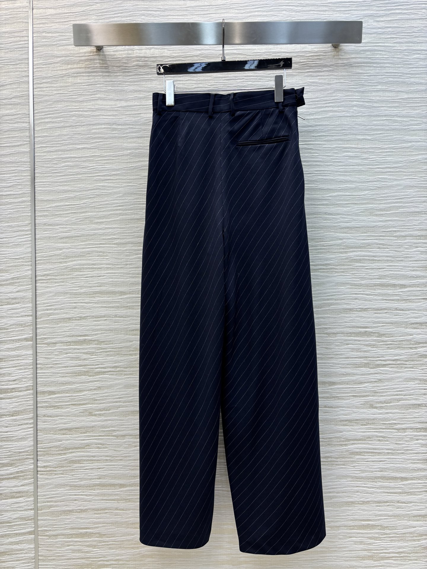 Loe家 25早春新款 褶皱logo皮革装饰条纹阔腿裤 侧拉链高腰logo皮革点缀 高腰皱褶设计 宽松阔