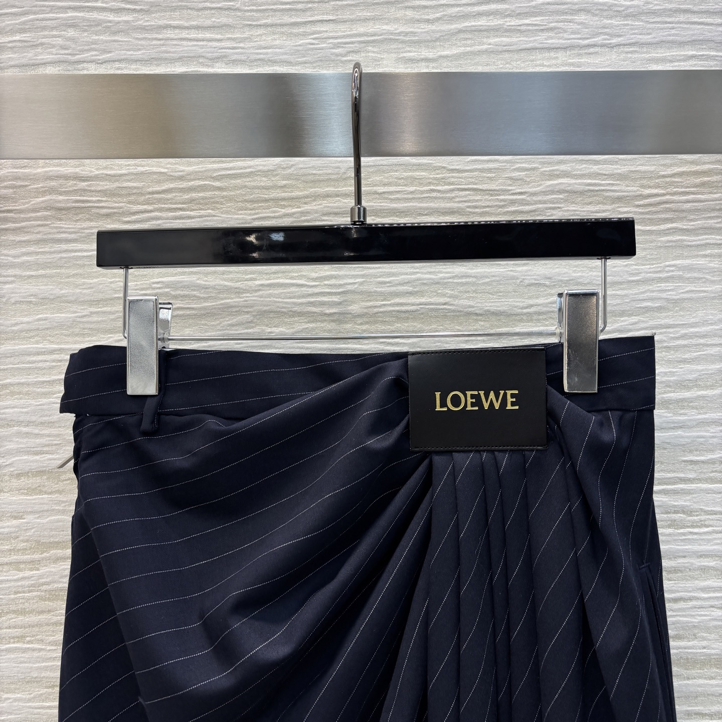 Loe家 25早春新款 褶皱logo皮革装饰条纹阔腿裤 侧拉链高腰logo皮革点缀 高腰皱褶设计 宽松阔