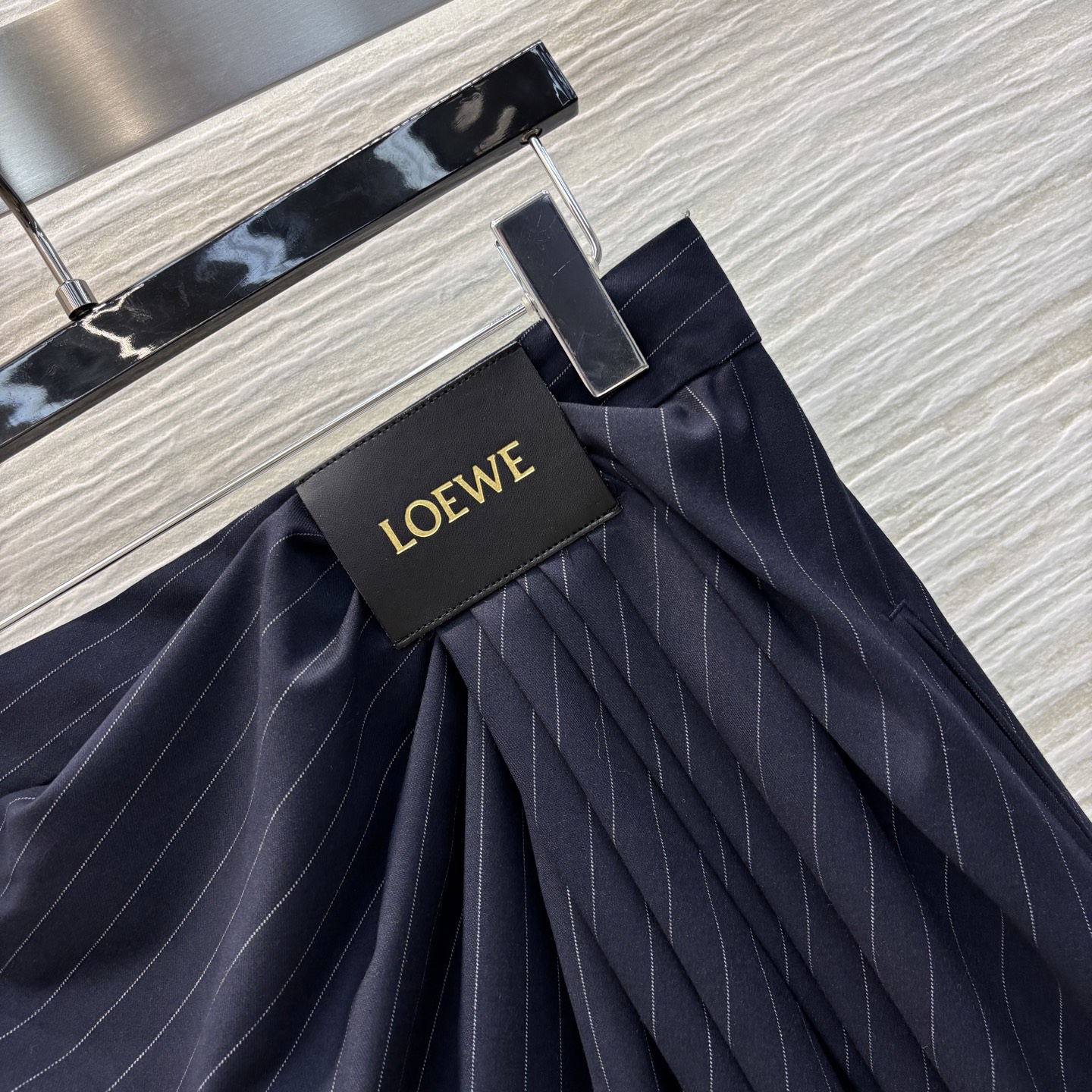 Loe家 25早春新款 褶皱logo皮革装饰条纹阔腿裤 侧拉链高腰logo皮革点缀 高腰皱褶设计 宽松阔