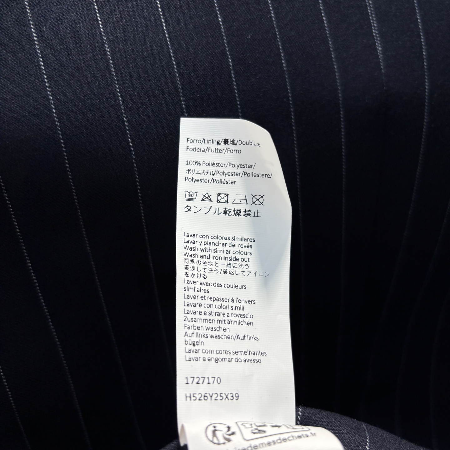 Loe家 25春夏 条纹轻质羊毛斜纹单排扣西装外套 简约百搭的一颗扣条纹灰色系 随便搭配也不会出错  还
