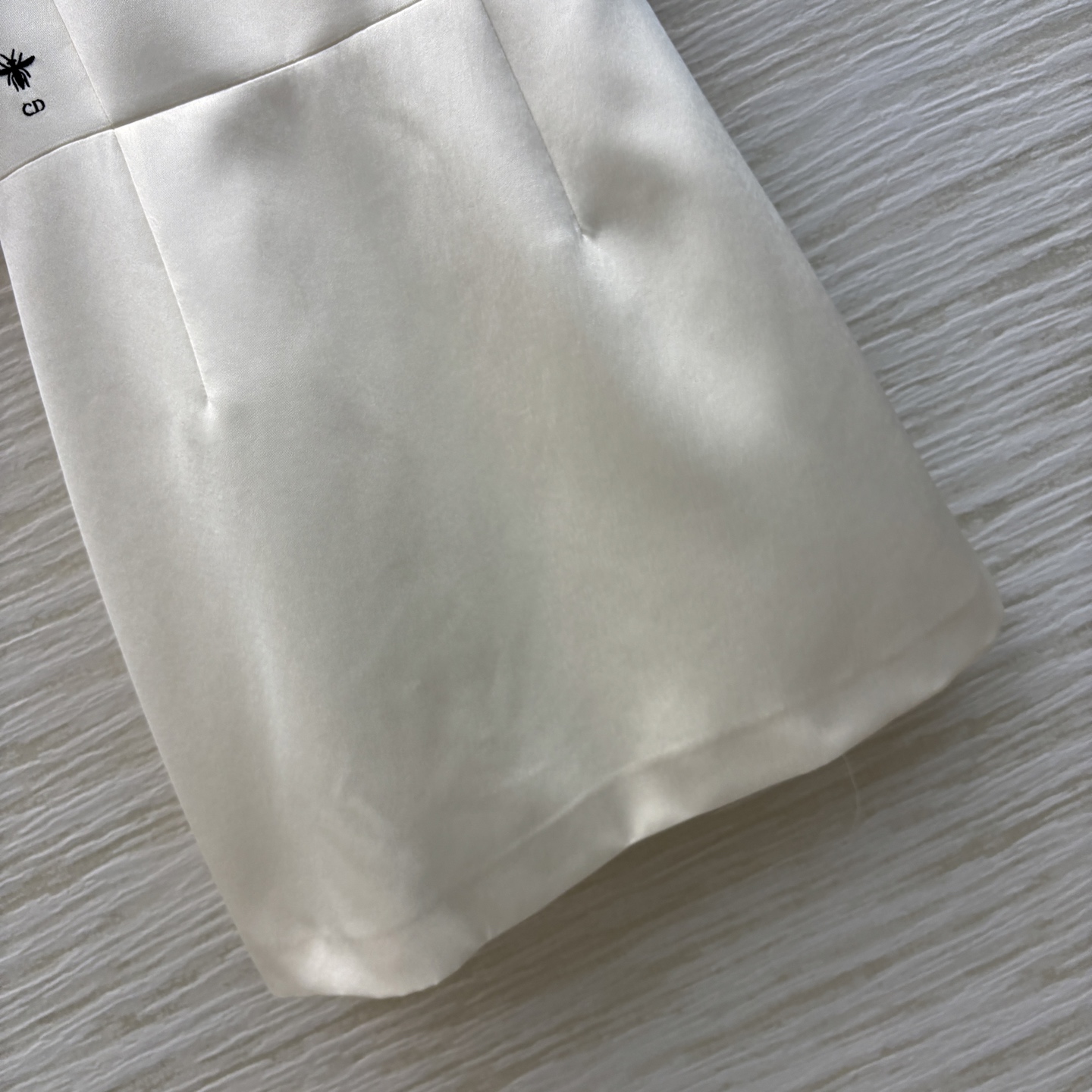 D家 25春夏 珠片装饰收腰连衣裙  可A可飒 万年长青不过时 短袖收腰设计清爽舒适 珠片领点缀 蜜蜂刺