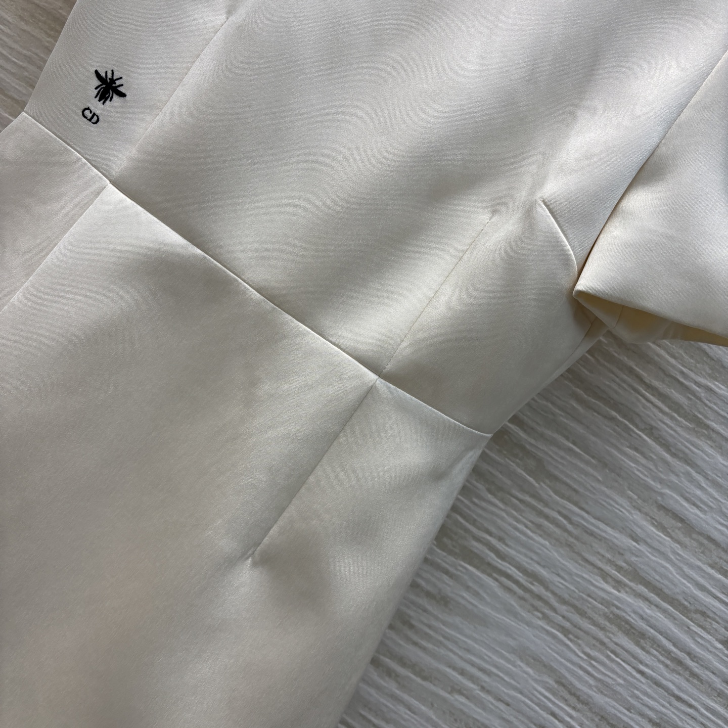 D家 25春夏 珠片装饰收腰连衣裙  可A可飒 万年长青不过时 短袖收腰设计清爽舒适 珠片领点缀 蜜蜂刺