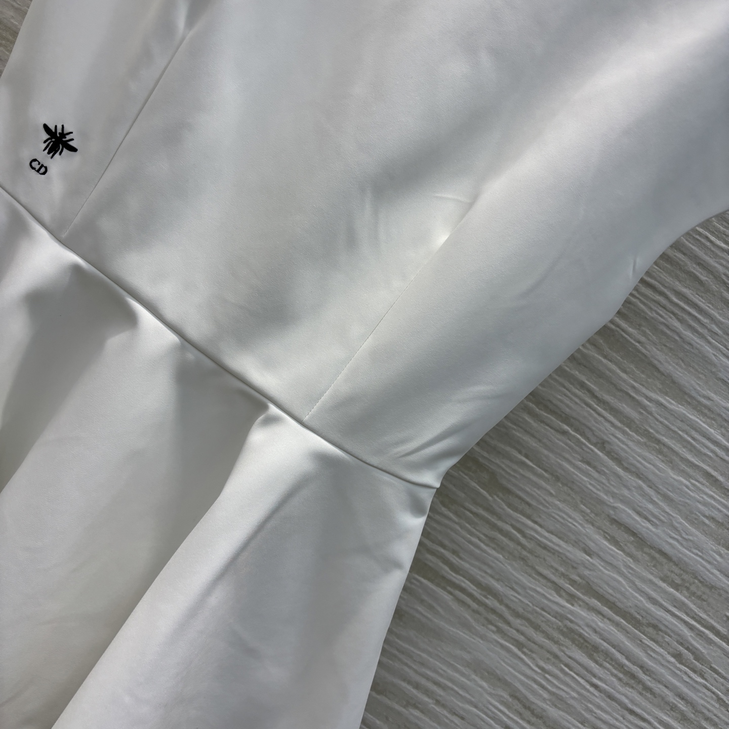 D家 25春夏 圆领飞飞袖收腰上衣 垂感十足的面料任何身材都不挑 上身就是甜美时髦的少女感 腰间收褶收腰