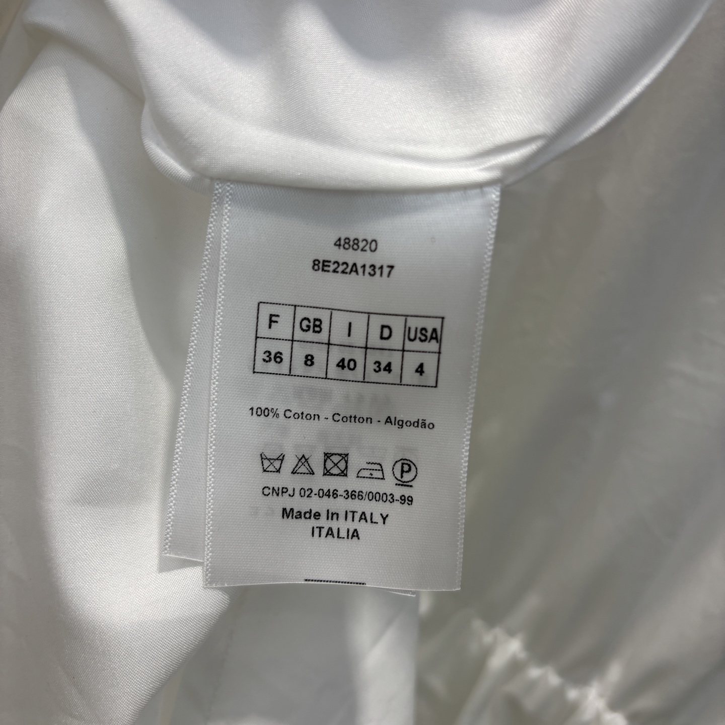 D家 25早春新款 白色翻领斜扣飞飞袖连衣裙 蜜蜂字母刺绣logo点缀 收腰裙摆上身超级好看 属于不挑人