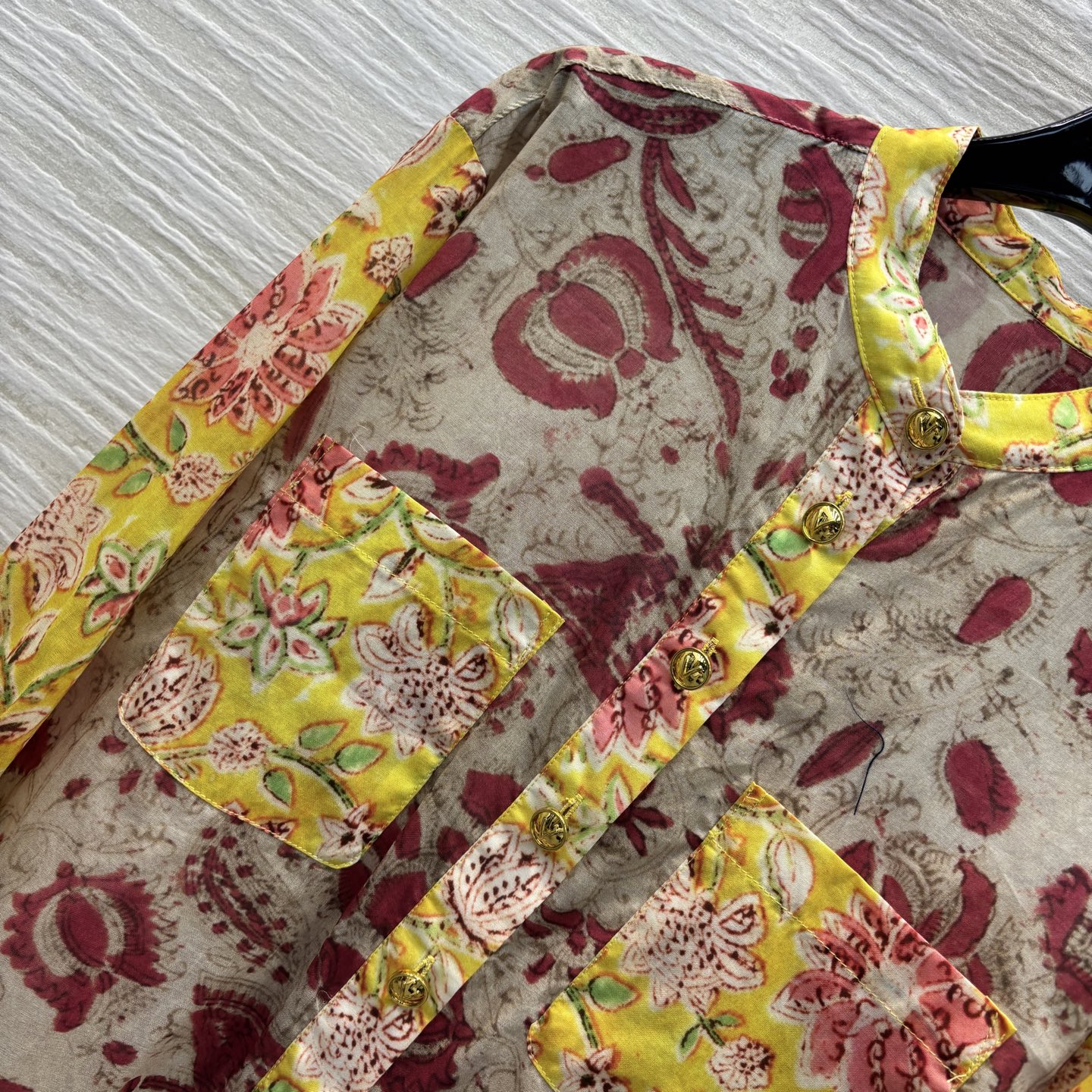V家 25春夏 张柏芝同款 花卉印花立领衬衫  浪漫民族风花卉图案复古魅力 采用轻薄丝棉面料印花 当防晒