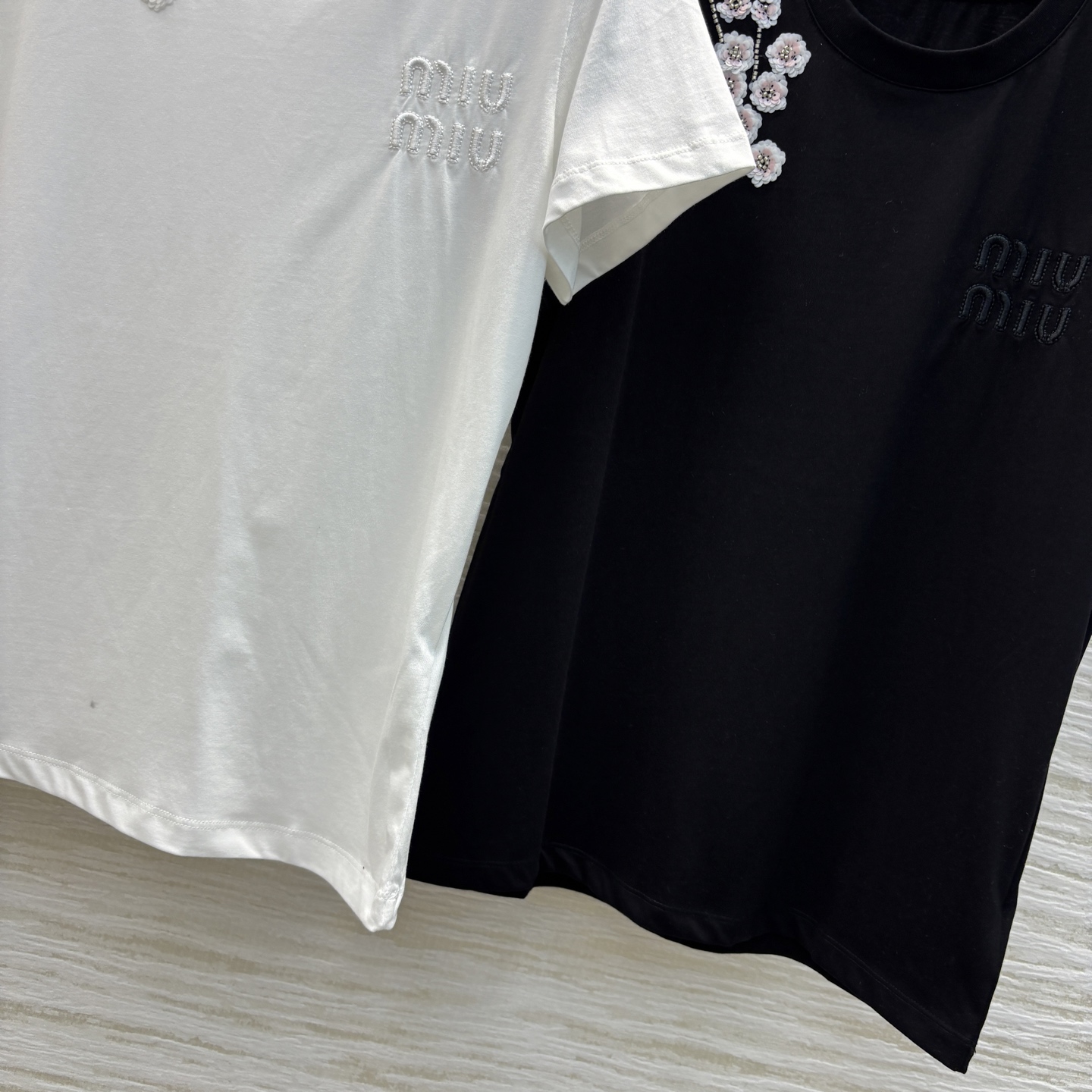 Miu家 25春夏新款 钉珠花朵字母徽标短袖T恤  经典款搭配 宽松版型 胸前是重工的钉珠花朵贴布装饰 