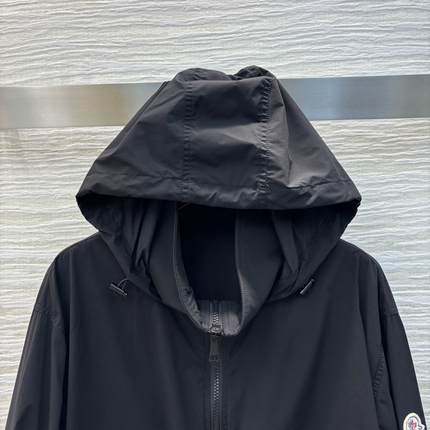 Mo蒙口 25春夏 连帽防晒衣 时髦和实用兼顾 袖口logo标装饰 极简主义设计 既简约又轻便 上身显瘦