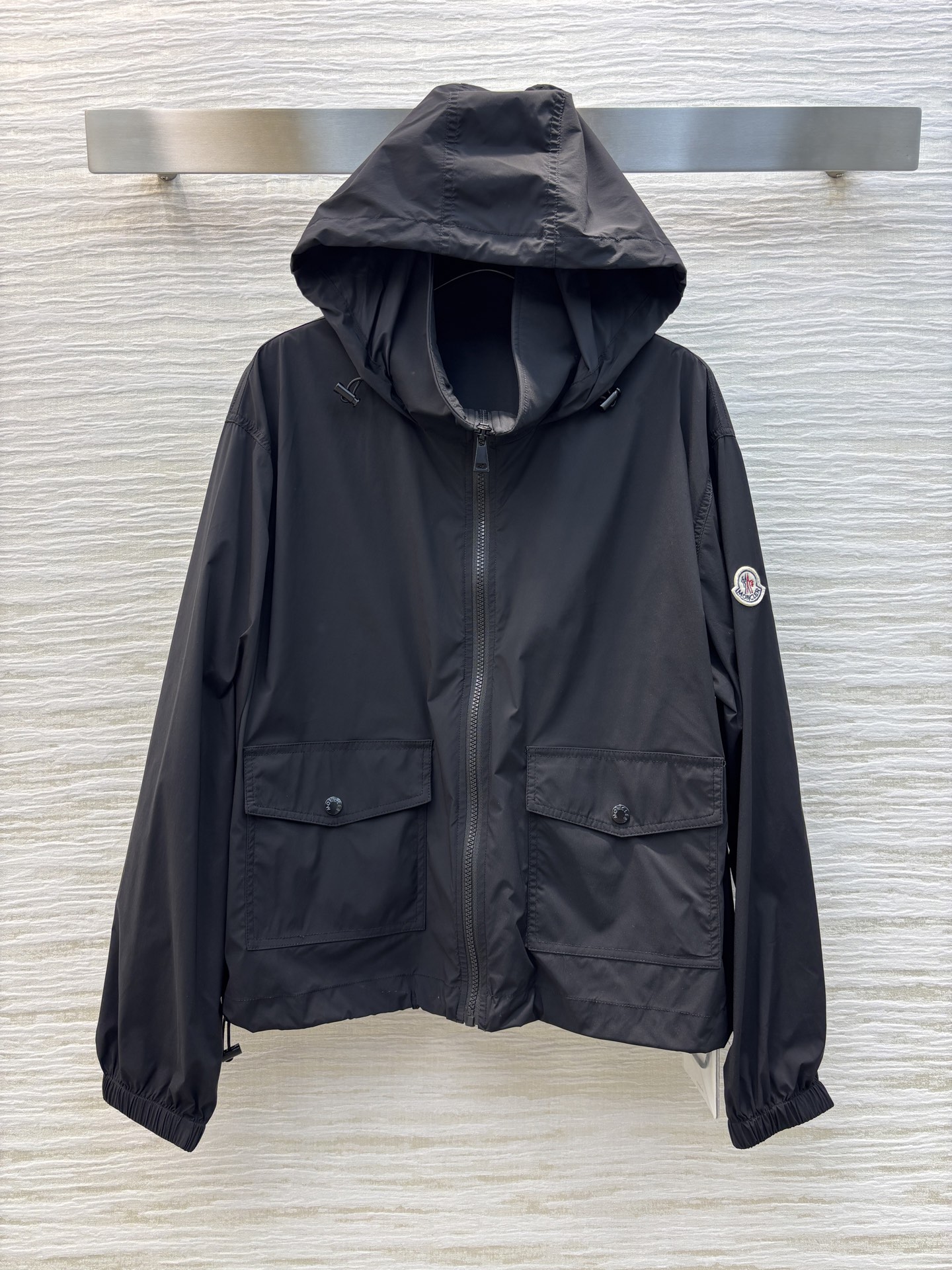 Mo蒙口 25春夏 连帽防晒衣 时髦和实用兼顾 袖口logo标装饰 极简主义设计 既简约又轻便 上身显瘦