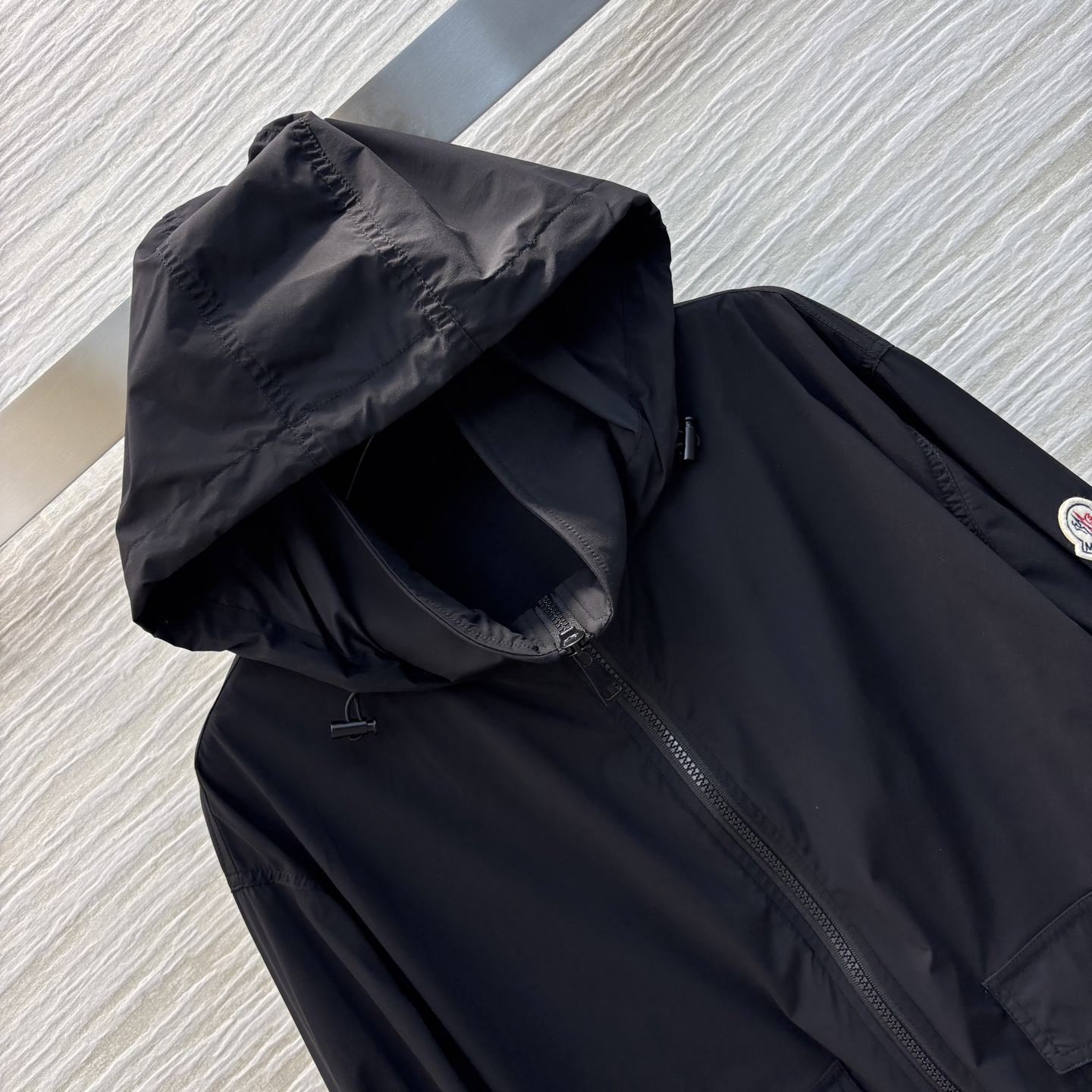 Mo蒙口 25春夏 连帽防晒衣 时髦和实用兼顾 袖口logo标装饰 极简主义设计 既简约又轻便 上身显瘦