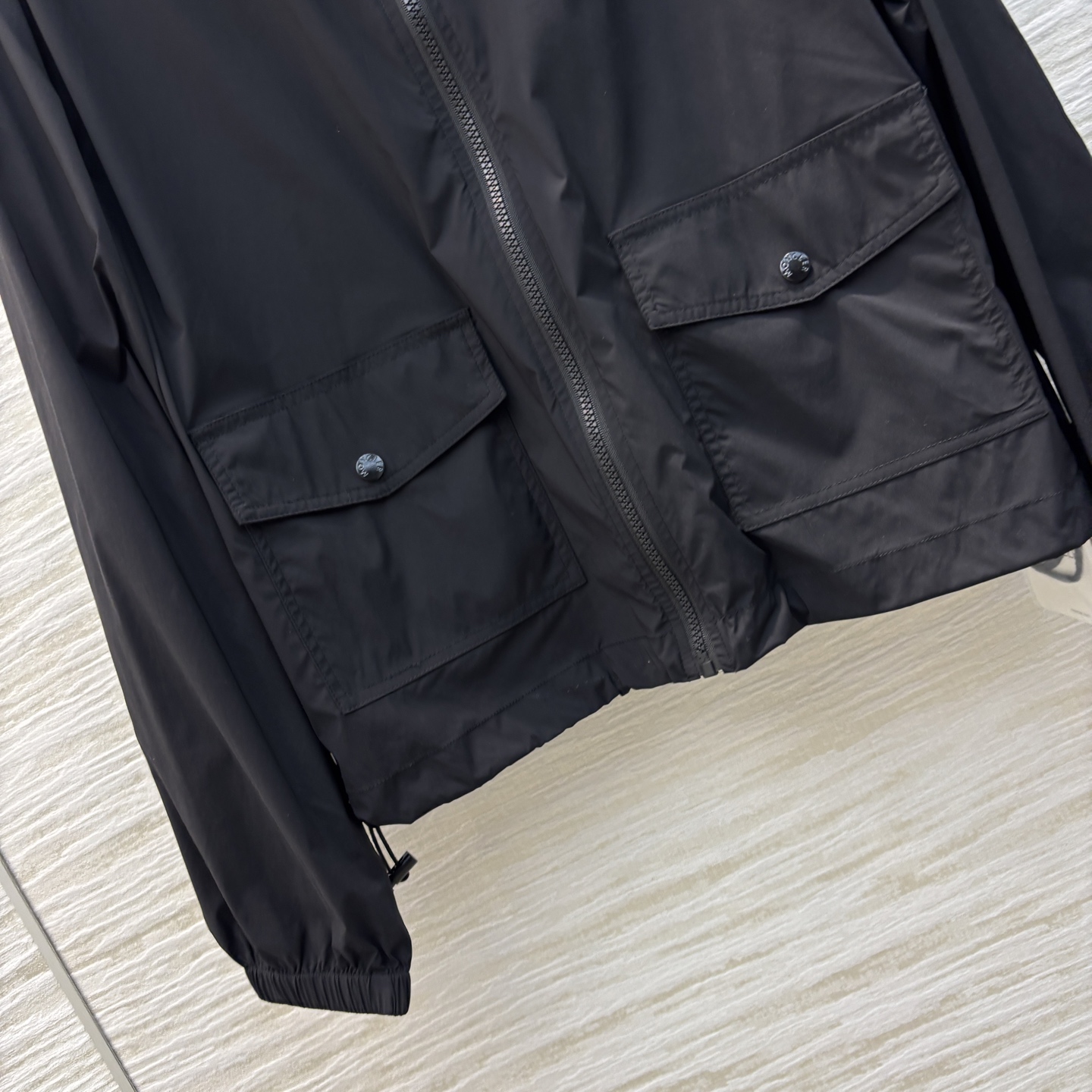 Mo蒙口 25春夏 连帽防晒衣 时髦和实用兼顾 袖口logo标装饰 极简主义设计 既简约又轻便 上身显瘦