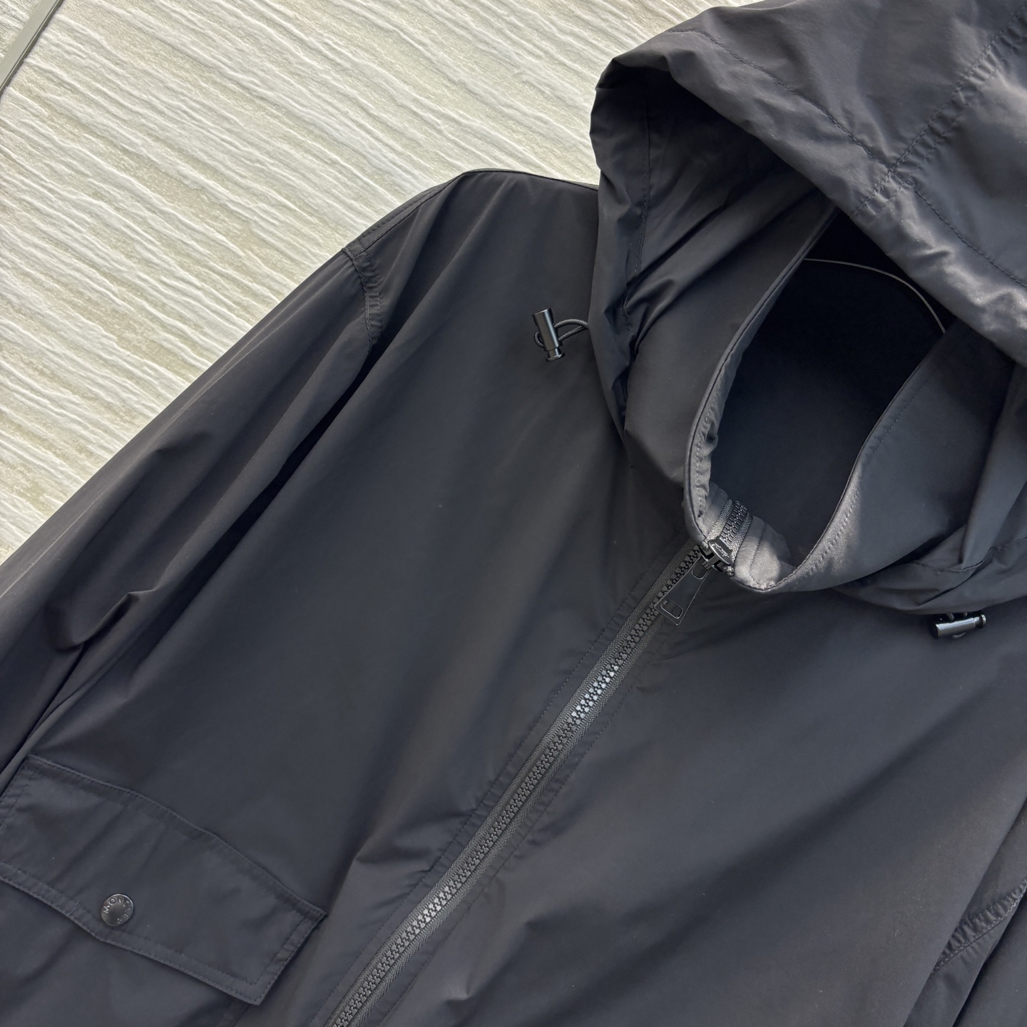 Mo蒙口 25春夏 连帽防晒衣 时髦和实用兼顾 袖口logo标装饰 极简主义设计 既简约又轻便 上身显瘦