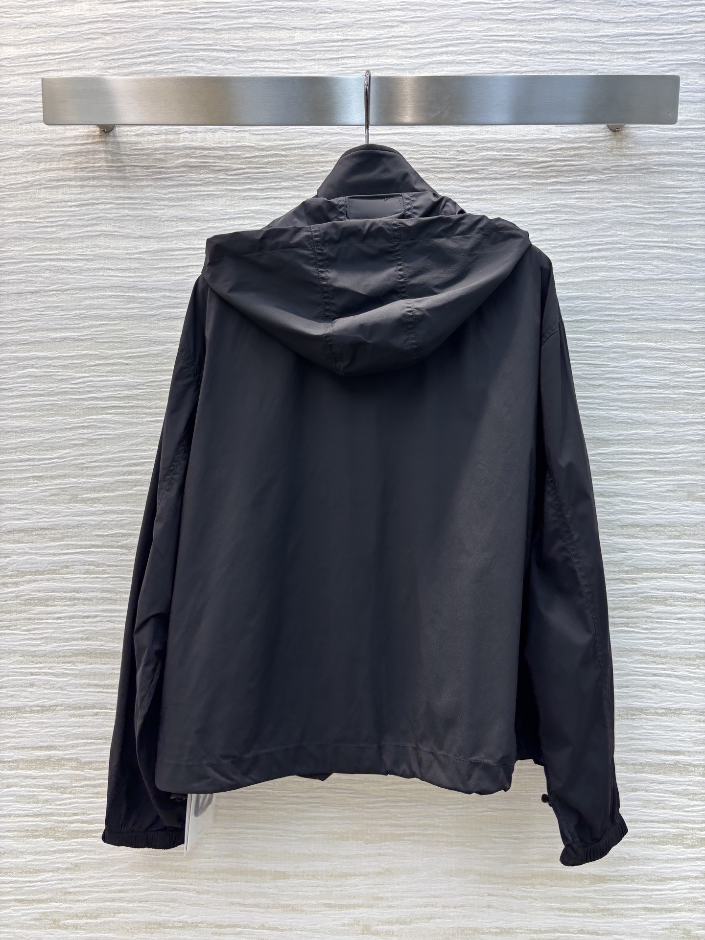Mo蒙口 25春夏 连帽防晒衣 时髦和实用兼顾 袖口logo标装饰 极简主义设计 既简约又轻便 上身显瘦