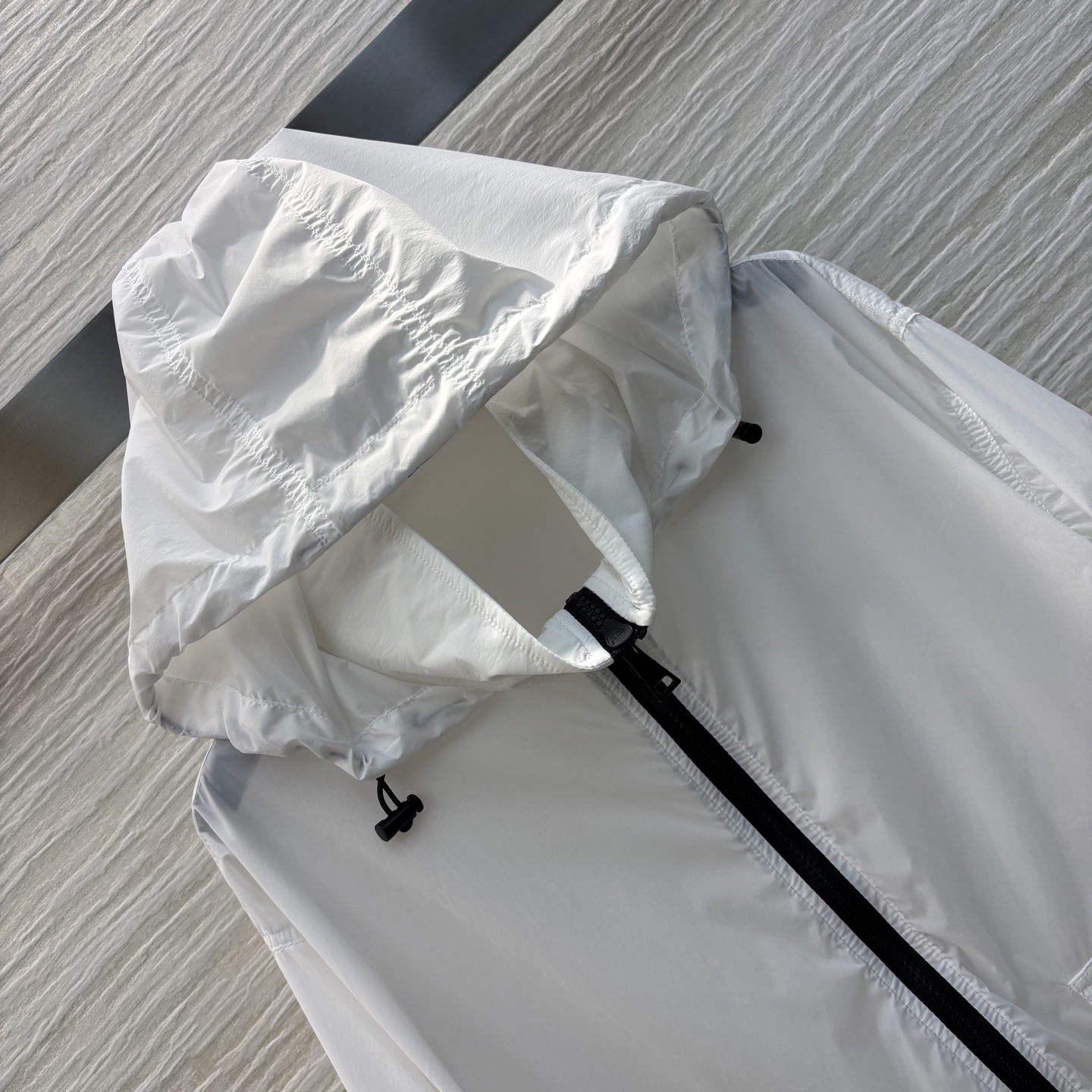 Mo蒙口 25春夏 连帽防晒衣 时髦和实用兼顾 袖口logo标装饰 极简主义设计 既简约又轻便 上身显瘦