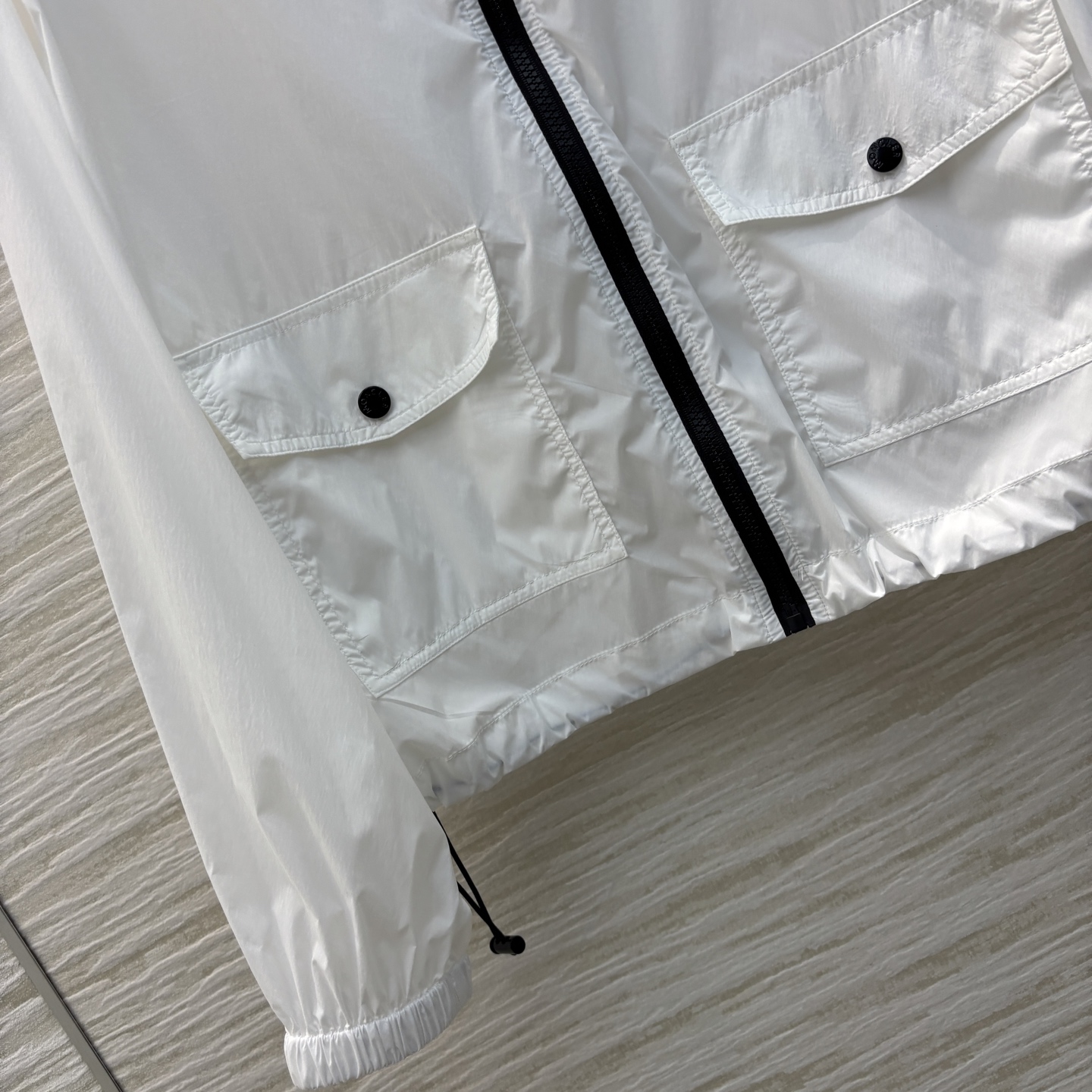 Mo蒙口 25春夏 连帽防晒衣 时髦和实用兼顾 袖口logo标装饰 极简主义设计 既简约又轻便 上身显瘦
