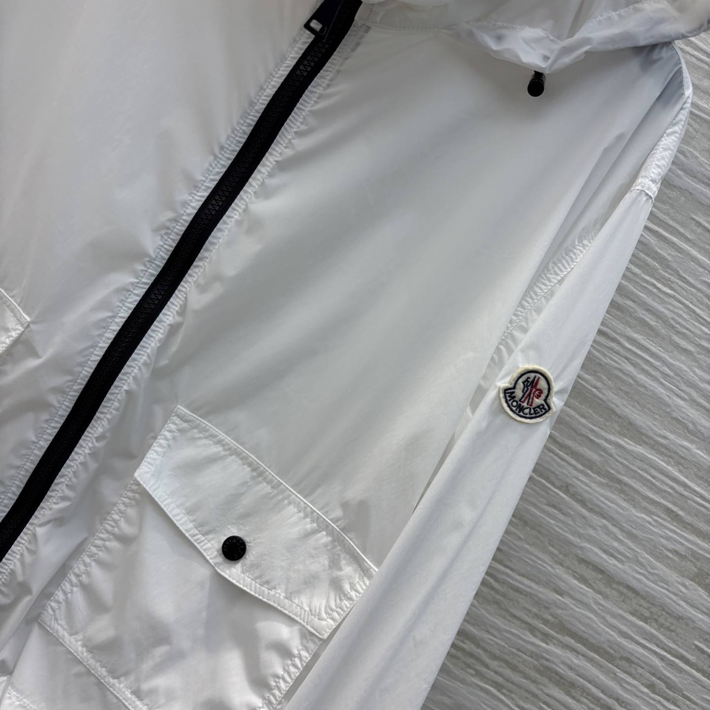 Mo蒙口 25春夏 连帽防晒衣 时髦和实用兼顾 袖口logo标装饰 极简主义设计 既简约又轻便 上身显瘦