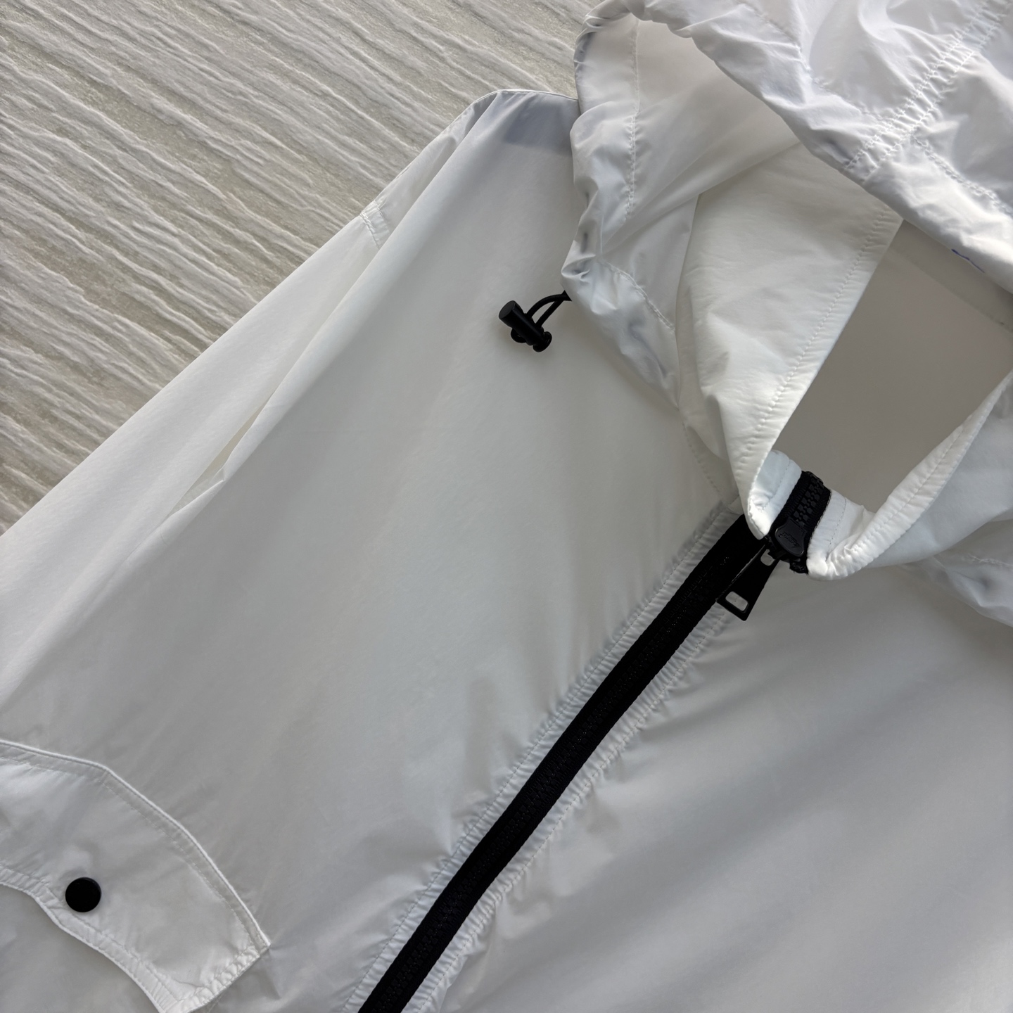 Mo蒙口 25春夏 连帽防晒衣 时髦和实用兼顾 袖口logo标装饰 极简主义设计 既简约又轻便 上身显瘦