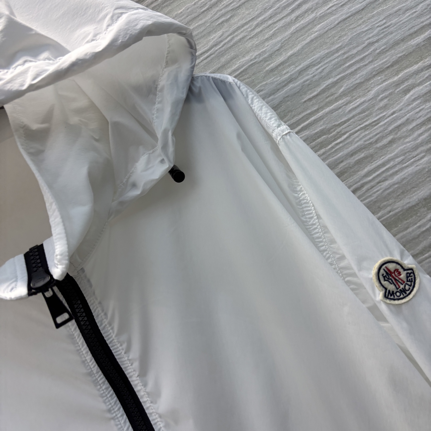Mo蒙口 25春夏 连帽防晒衣 时髦和实用兼顾 袖口logo标装饰 极简主义设计 既简约又轻便 上身显瘦