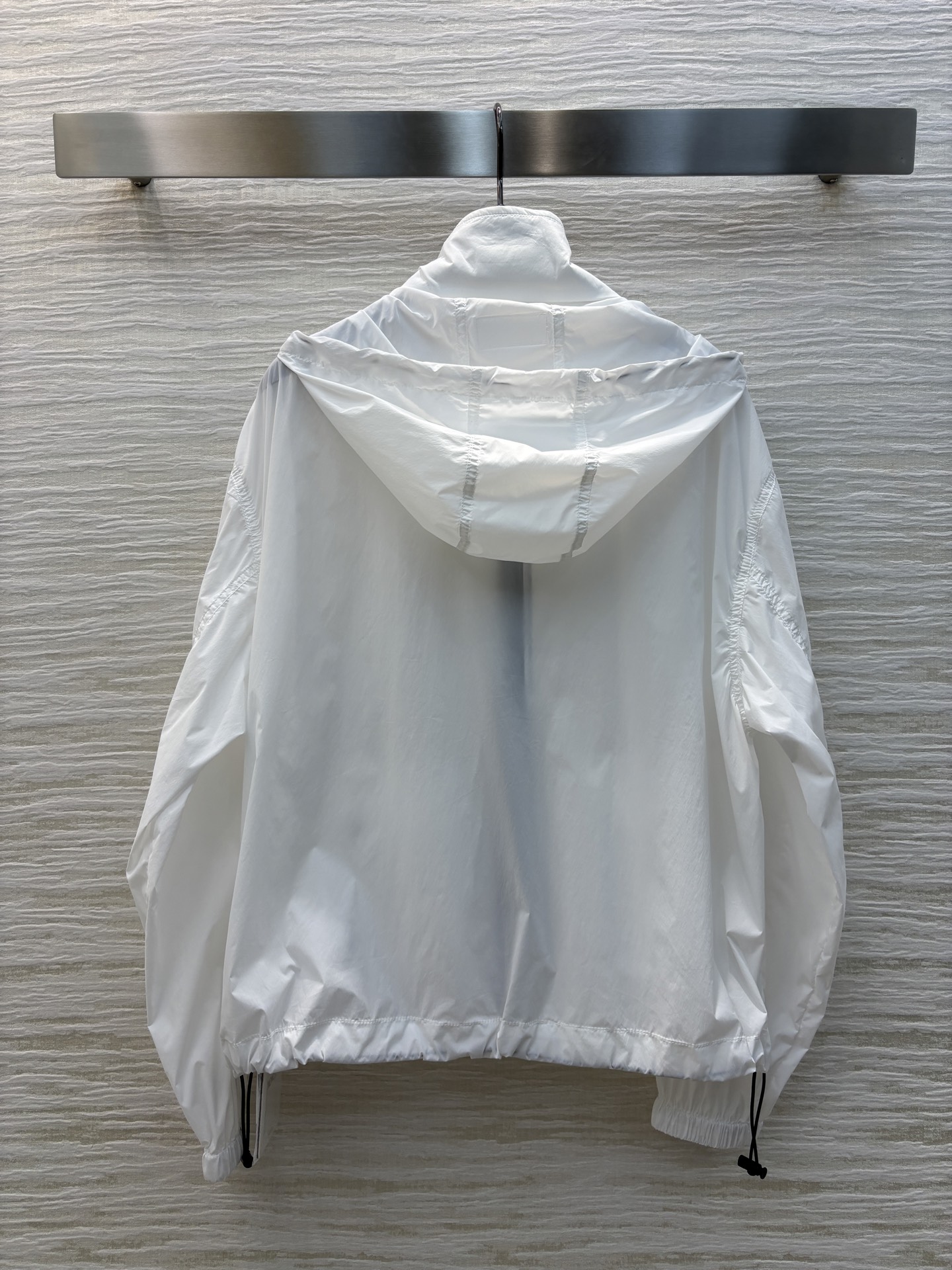 Mo蒙口 25春夏 连帽防晒衣 时髦和实用兼顾 袖口logo标装饰 极简主义设计 既简约又轻便 上身显瘦