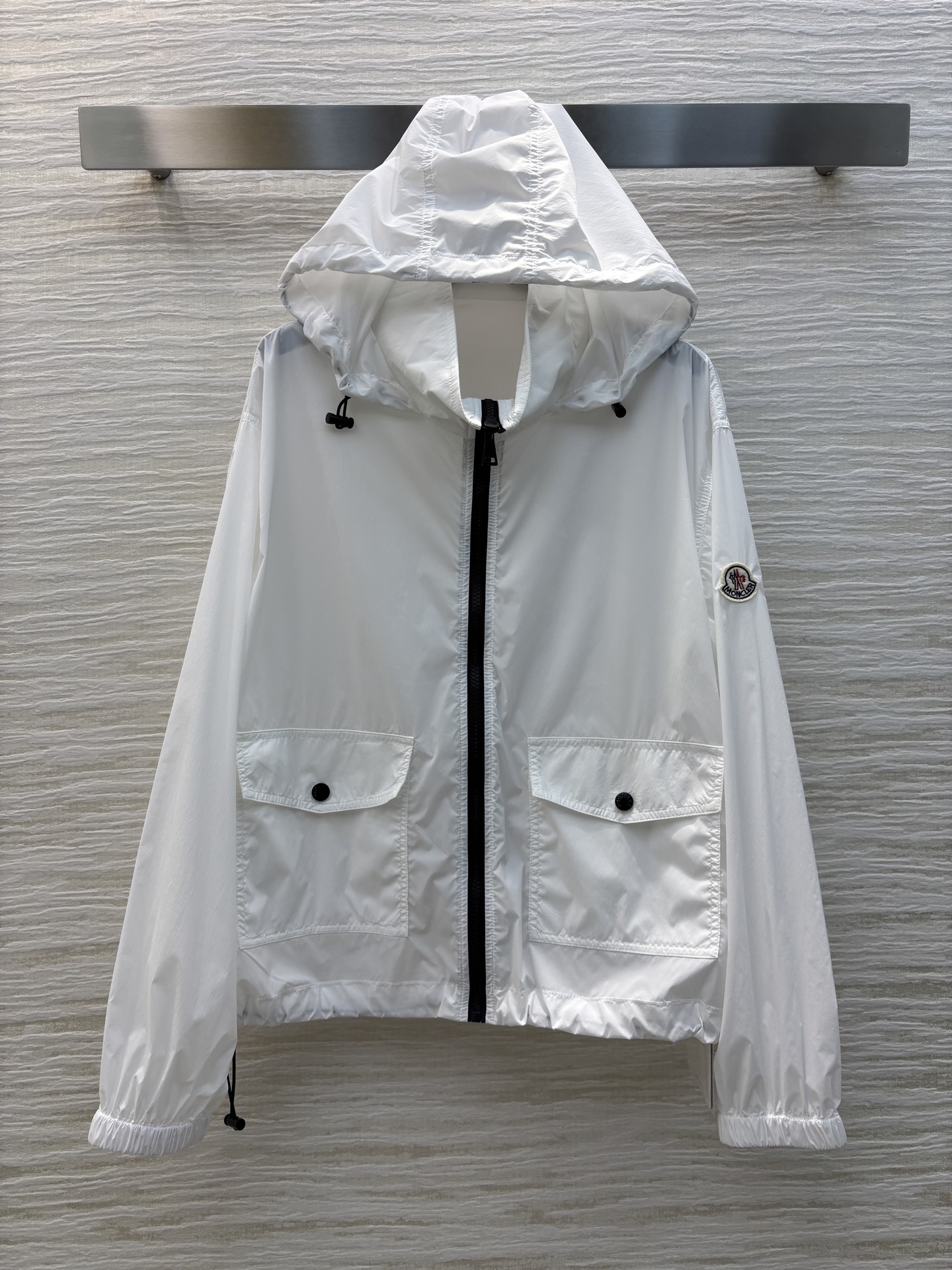 Mo蒙口 25春夏 连帽防晒衣 时髦和实用兼顾 袖口logo标装饰 极简主义设计 既简约又轻便 上身显瘦