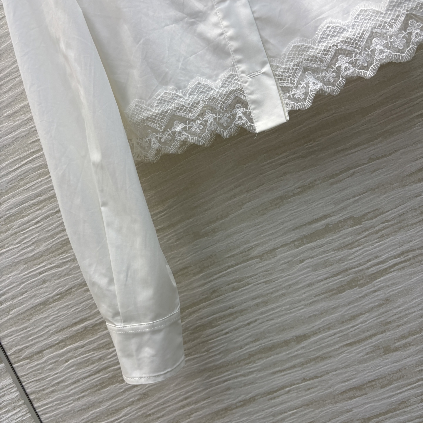 L家 25早春新款 老花飘带蕾丝边拼接短款衬衫 炫腹的超a单品 小翻领设计 落肩H版型剪裁 下摆蕾丝边拼