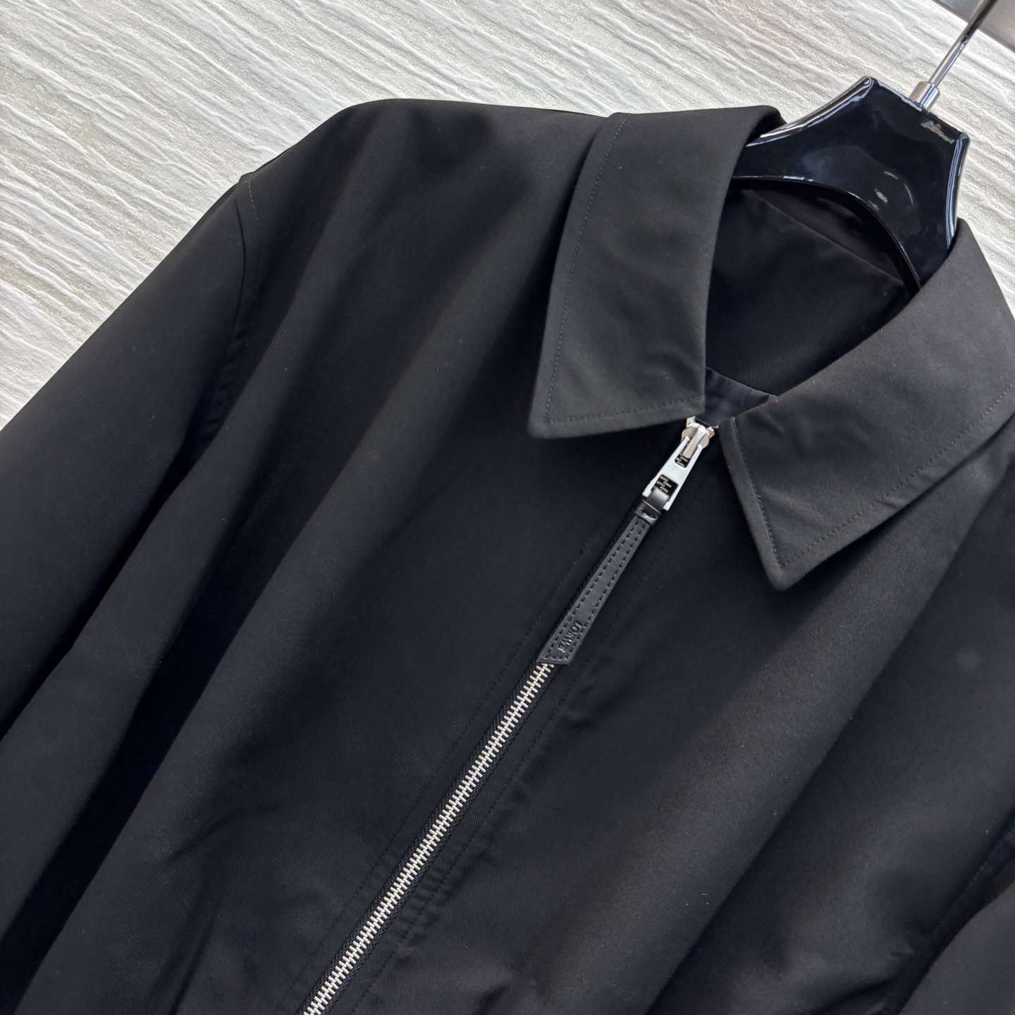 Loe家 25早春新款 褶皱logo皮革装饰翻领夹克 后背下摆logo皮革点缀 设计 气质工装夹克 酷帅