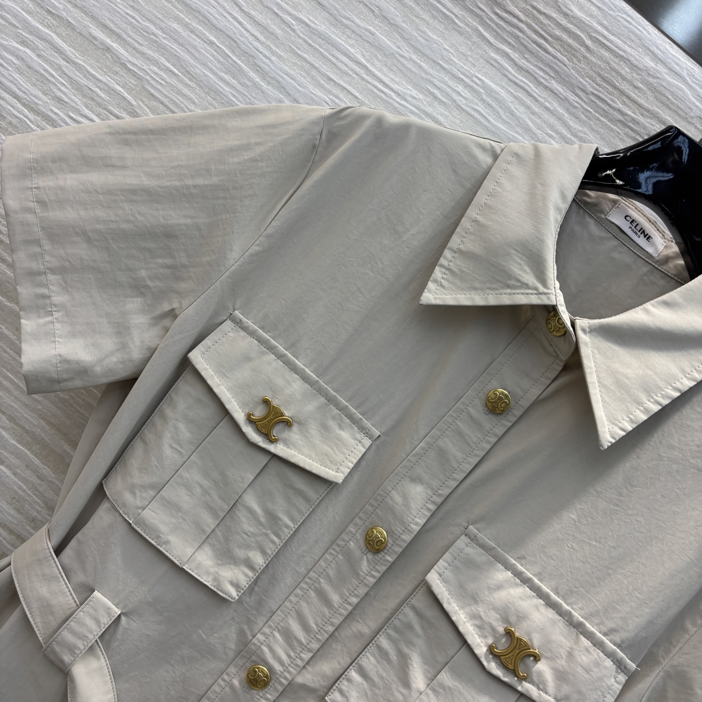 Ce家 25春夏新品 工装风设计连衣裙 卡其色 非常适合夏天 清爽减龄又显白 衬衫式设计 工装风百褶裙摆
