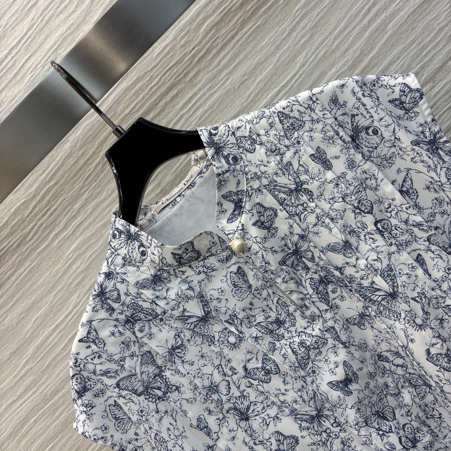 D家 25春夏 蝴蝶🦋花卉满印无袖连衣裙 自带小清新田园风气质 定制纯棉蝴蝶🦋花卉印花面料轻盈舒适 无袖