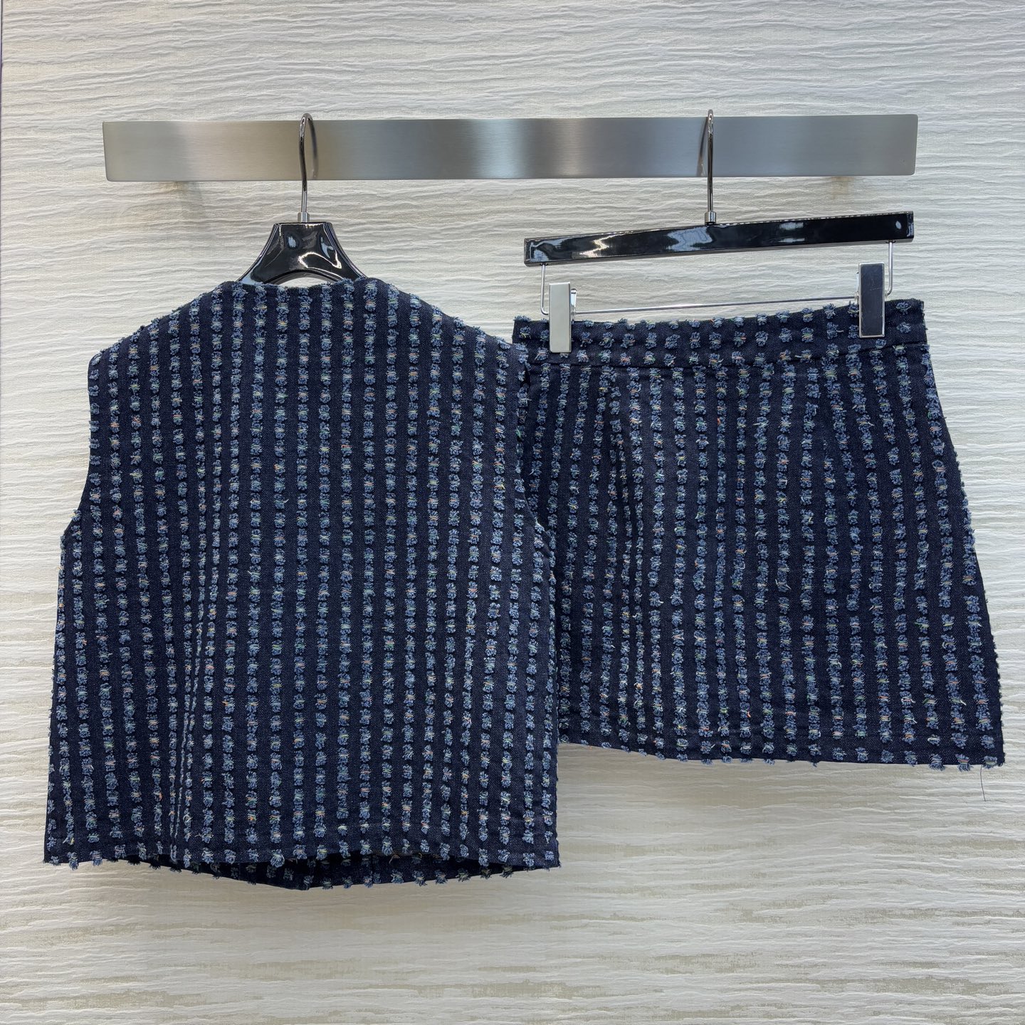 香家 25新品 牛仔烧花系列 圆领小马甲外套+双C装饰A字半裙  采用特殊高温烧花工艺才能达到的效果 版