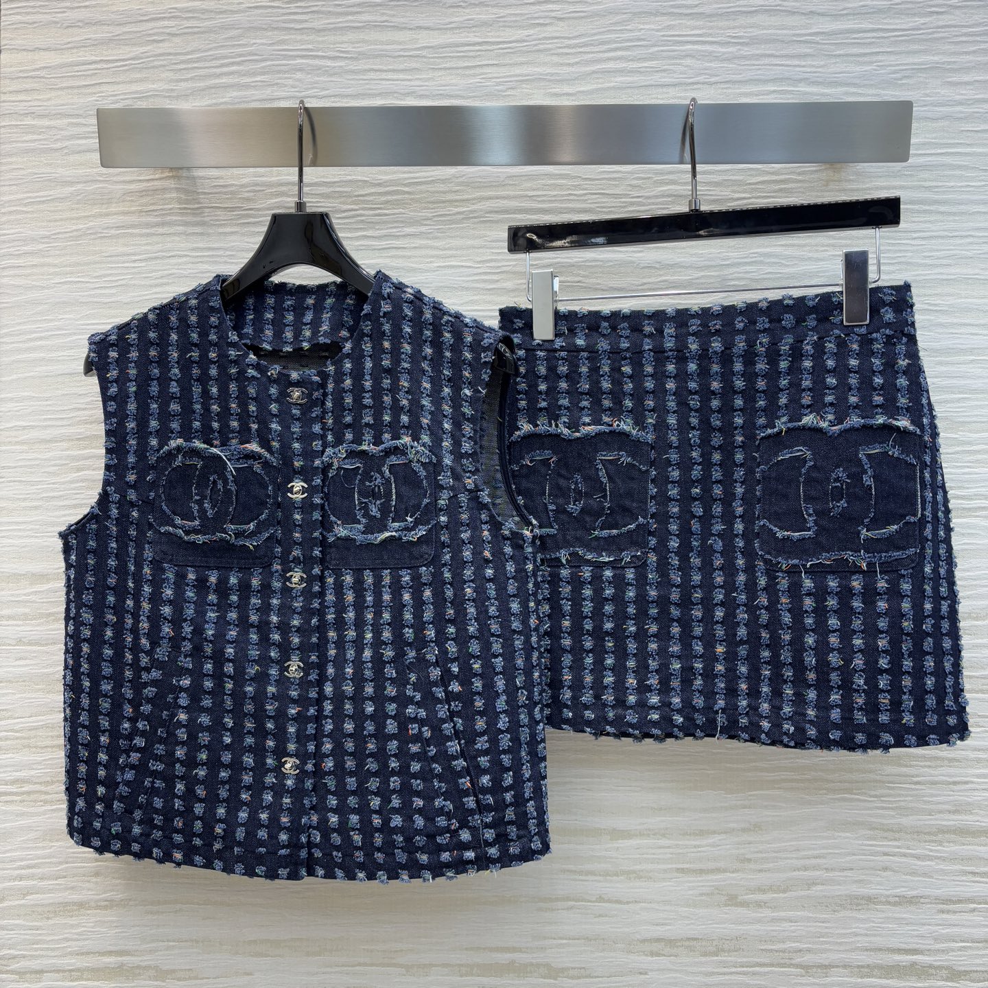 香家 25新品 牛仔烧花系列 圆领小马甲外套+双C装饰A字半裙  采用特殊高温烧花工艺才能达到的效果 版