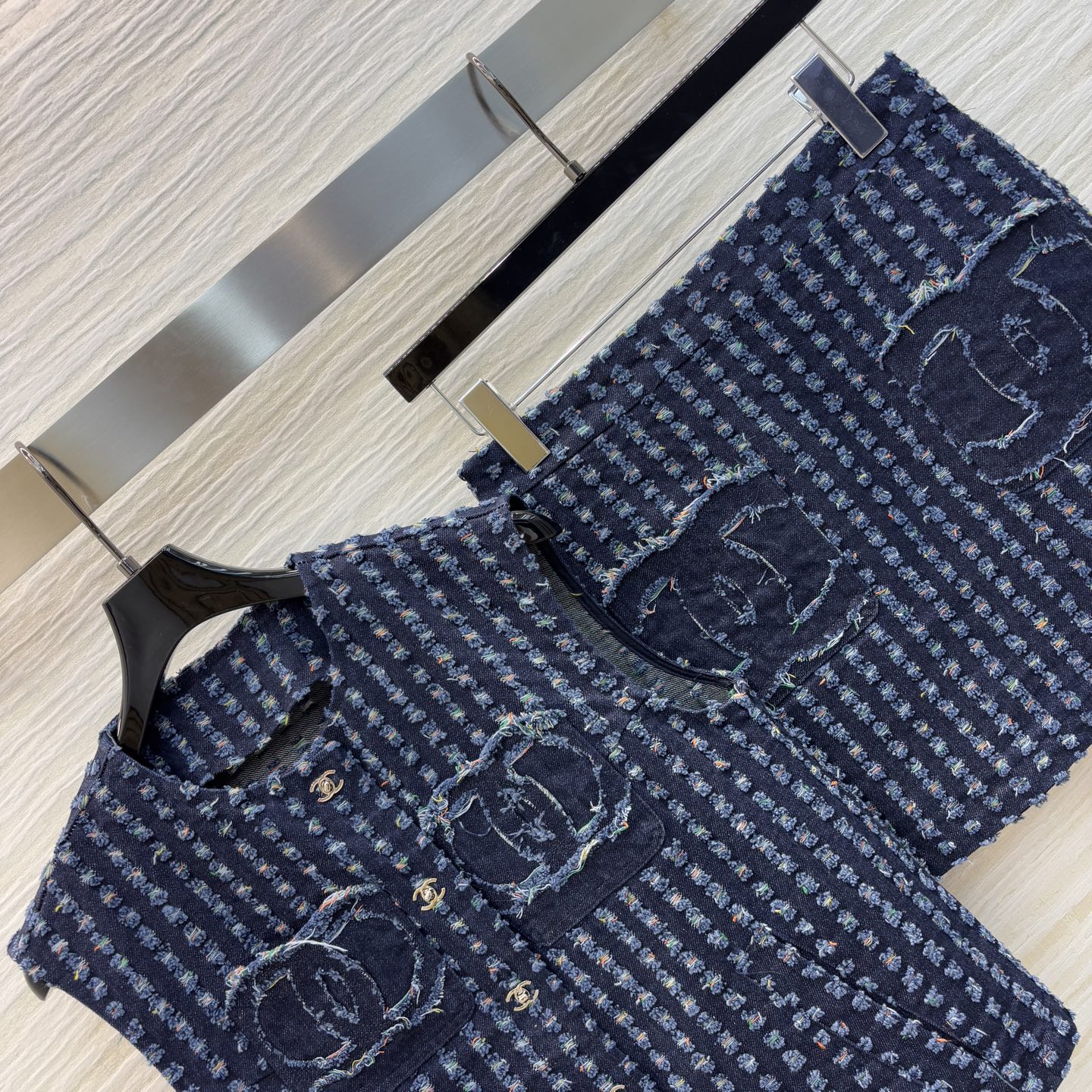 香家 25新品 牛仔烧花系列 圆领小马甲外套+双C装饰A字半裙  采用特殊高温烧花工艺才能达到的效果 版