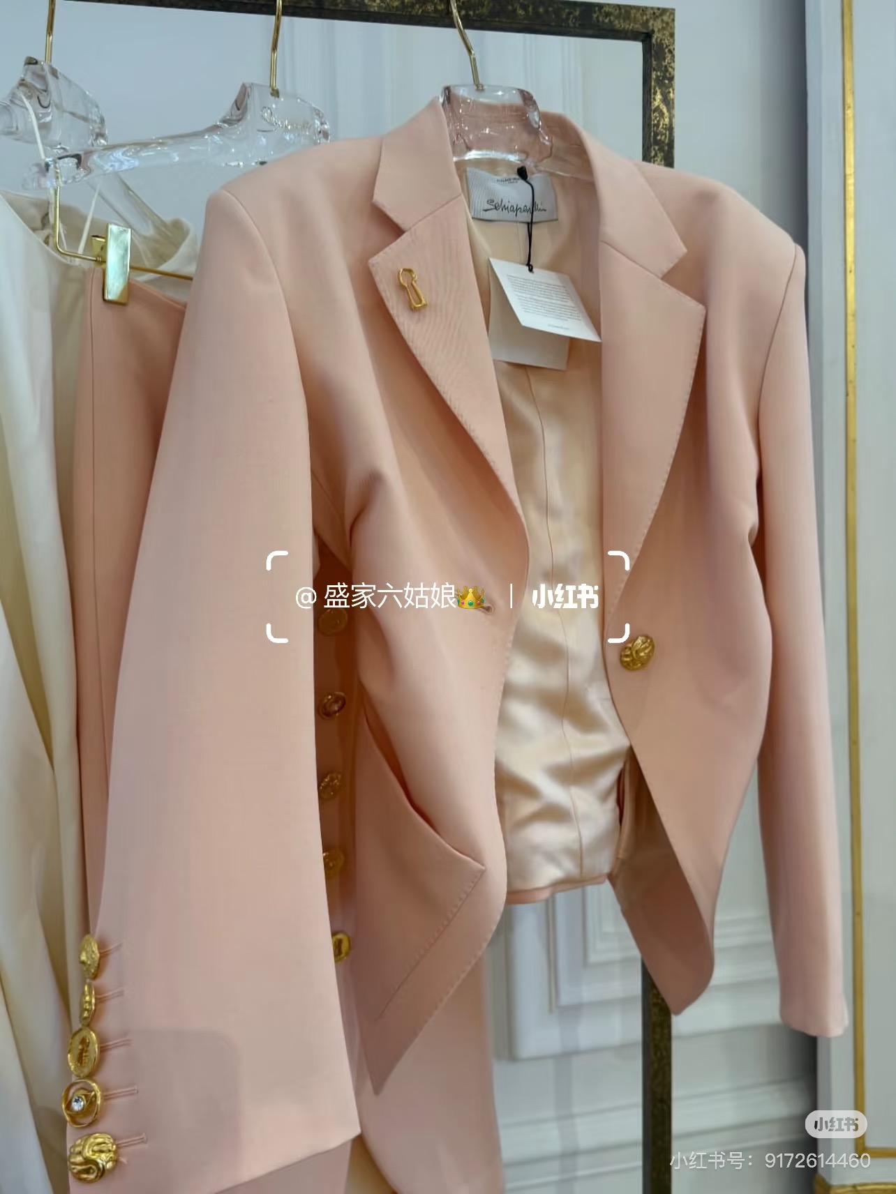 NO:560216,Style No. D25100845 Schiapare*li Schiaparelli’s new fashionable and slim two-piece suit!  Double-pocket, one-button slim fit blazer (comes with a peanut pin) and a variety of special-shaped buttons to decorate the small A-version irregular mid-length skirt!  Pink, (M size shoulder width 39 with shoulder pads, bust 94, sleeve length 59, dress length 65; waist 72, hip 94, skirt length 69) hair,,skirts,jackets & coats,business suit,alexander wang19860909款号D25100845 Schiapare*li夏帕瑞利新款 时尚气质显瘦西服两件套装！双口袋一粒扣修身显瘦西装外套(送花生小别针)多种异形扣子装饰小A版不规则中长半身裙！粉色, （M码肩宽39有垫肩,胸围94,袖长59,衣长65；腰围72,臀围94,裙长69）发,,skirts,jackets & coats,business suit,alexander wang,Women's clothing