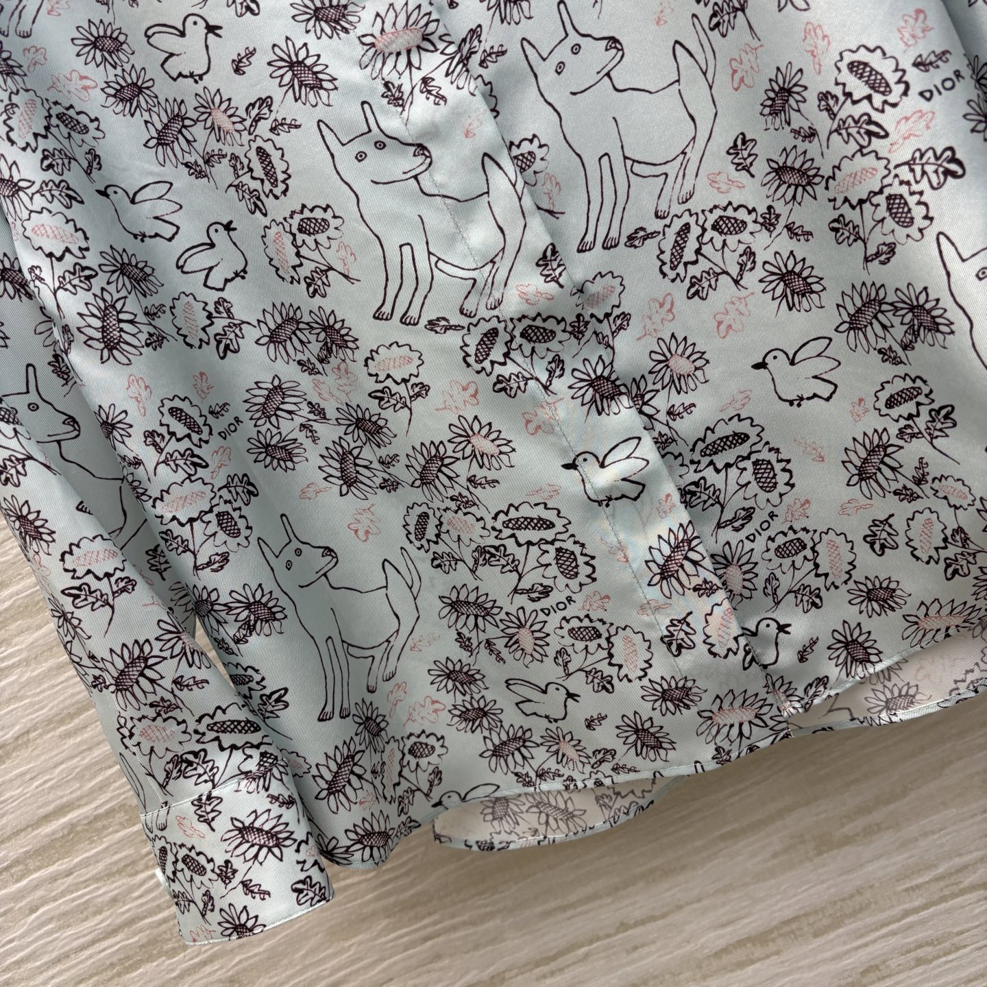 D家 25童趣印花真丝衬衣 呈现手绘感花朵小鸟小狗图案 氛围活泼童趣十足  常青翻领长袖衬衫裁剪 上身气
