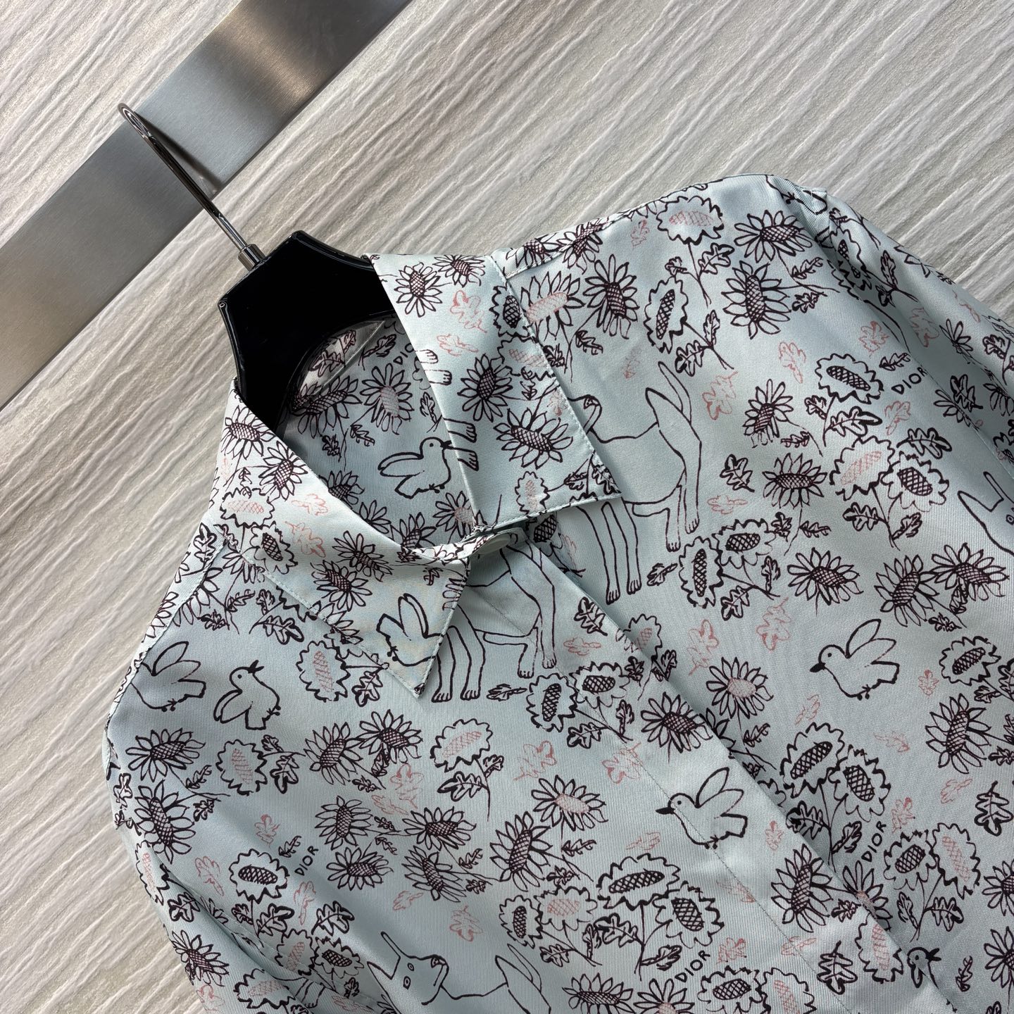 D家 25童趣印花真丝衬衣 呈现手绘感花朵小鸟小狗图案 氛围活泼童趣十足  常青翻领长袖衬衫裁剪 上身气