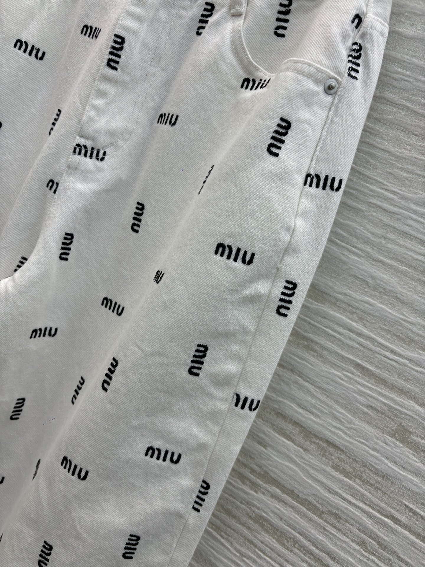 Miu家 25新款 字母印花牛仔直筒裤  白色直筒牛仔裤 撞色logo点缀 上身时髦醒目复古吸睛 直筒版