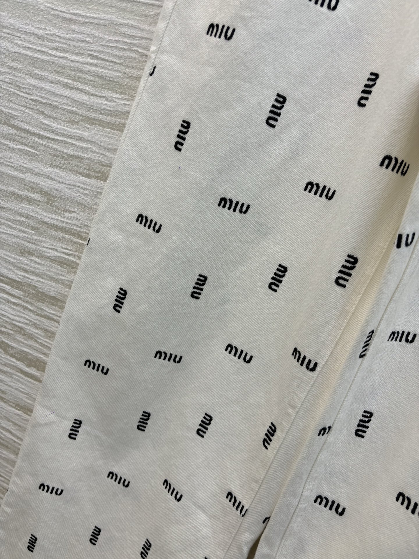 Miu家 25新款 字母印花牛仔直筒裤  白色直筒牛仔裤 撞色logo点缀 上身时髦醒目复古吸睛 直筒版